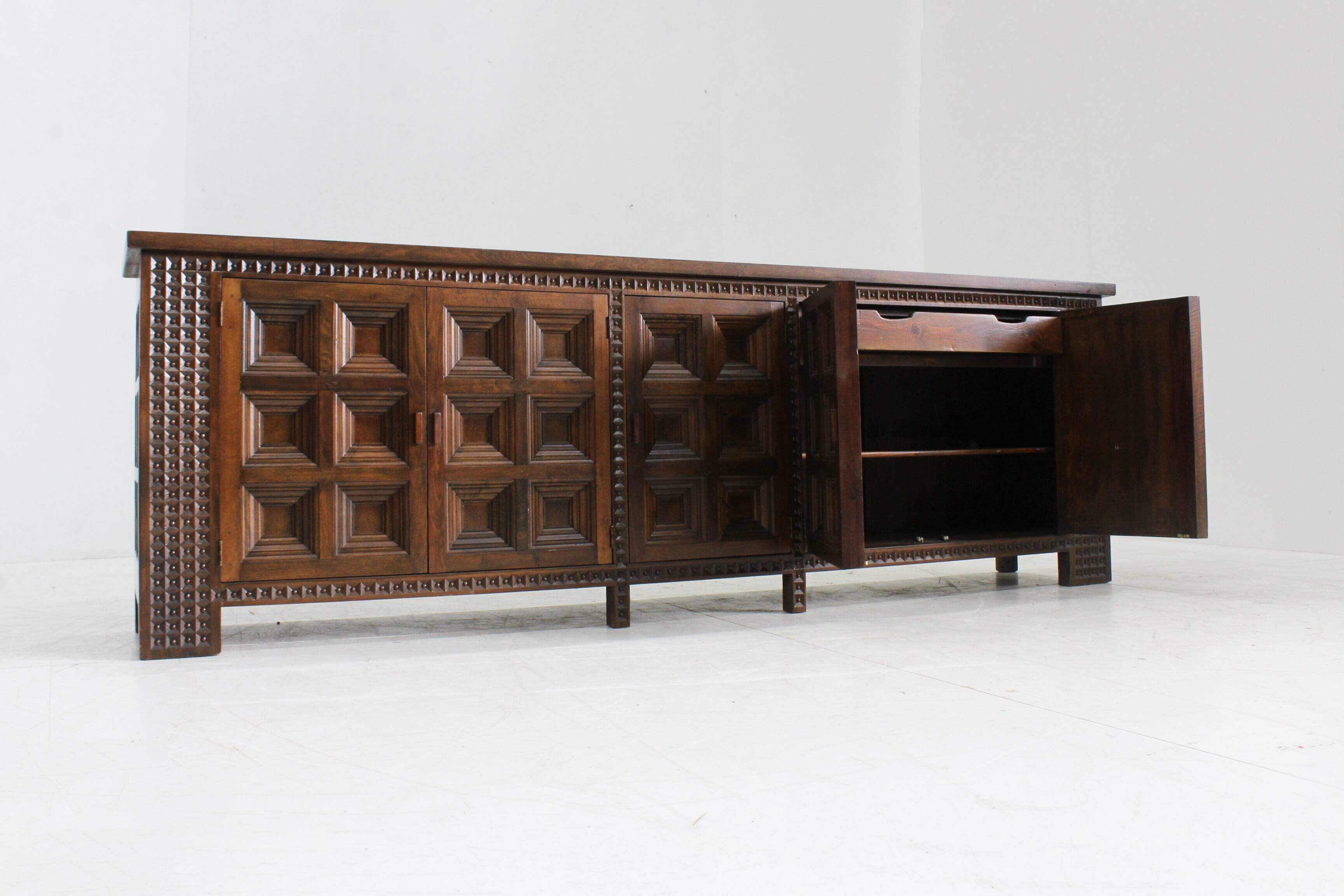 Buffet brutaliste espagnol en bois massif