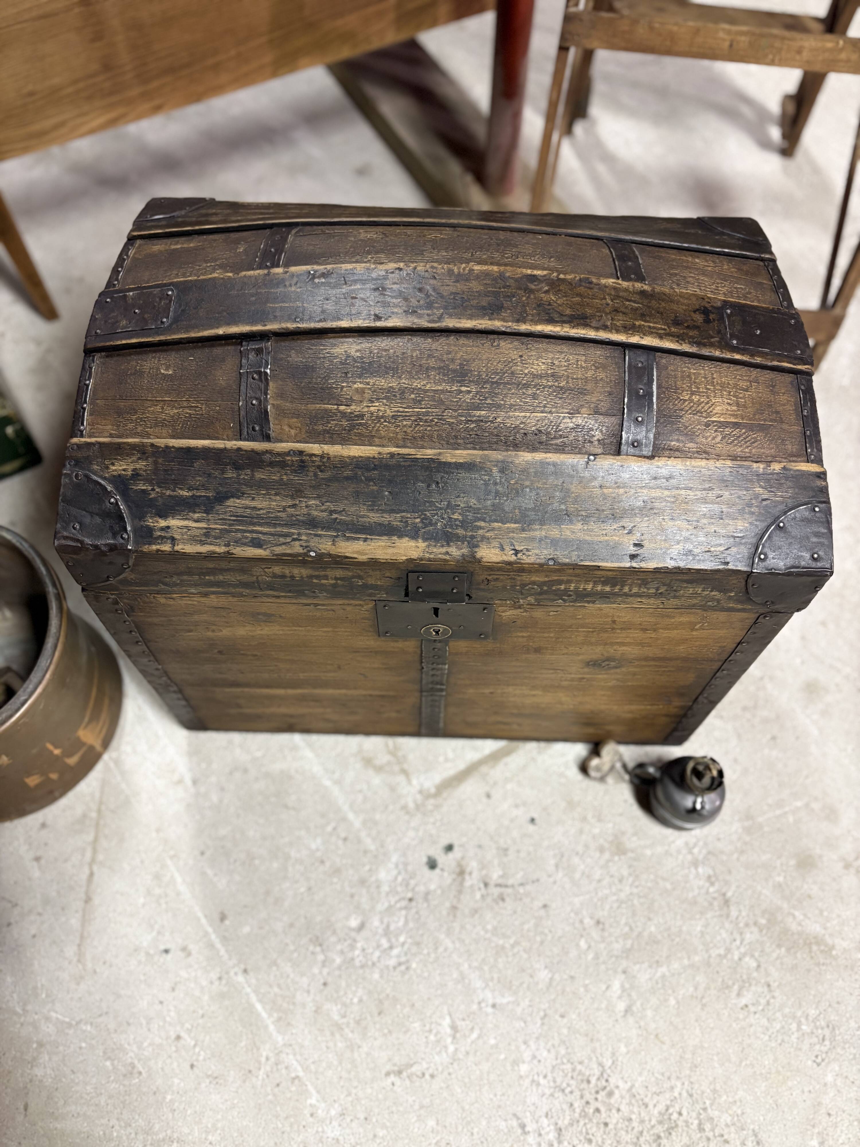 Malle bombée ancienne – rangement & déco vintage