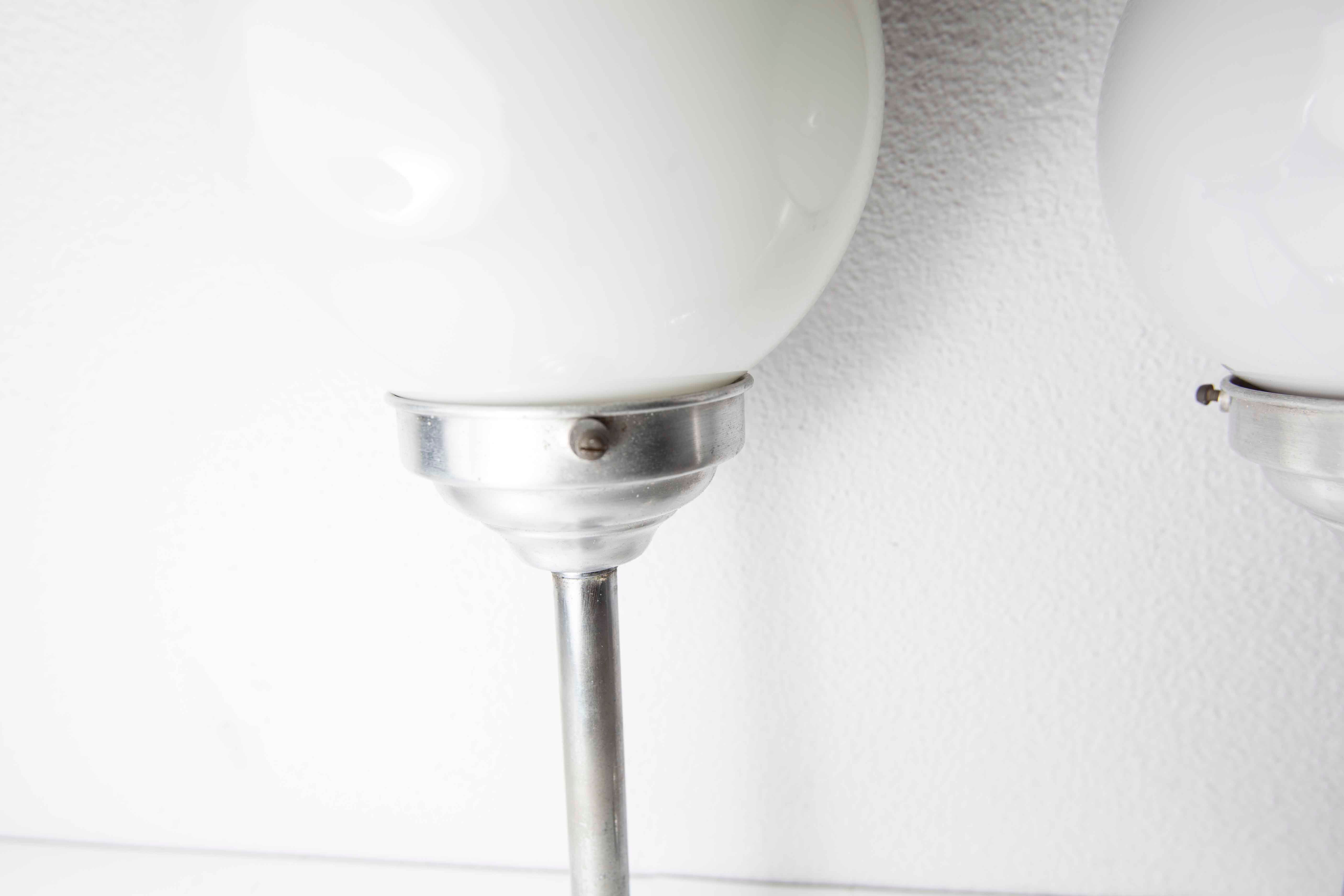 Paire de plafonnier boule 1950 chrome et opaline blanche