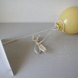 Ancienne lampe à poser globe en verre jaune façon ballon de baudruche support métal 60 cm