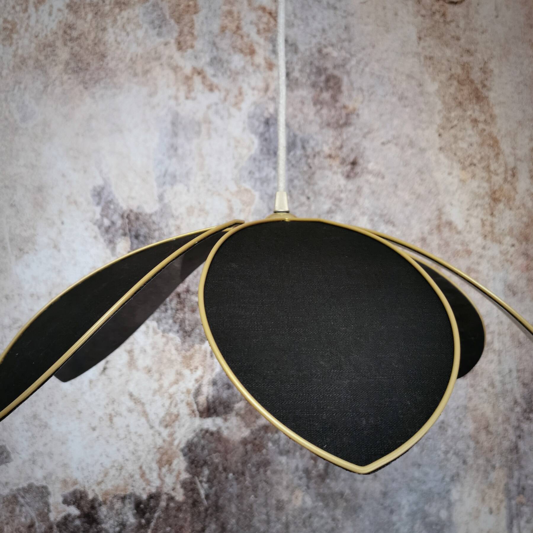 Flower suspension with metal structure and 6 black linen petals