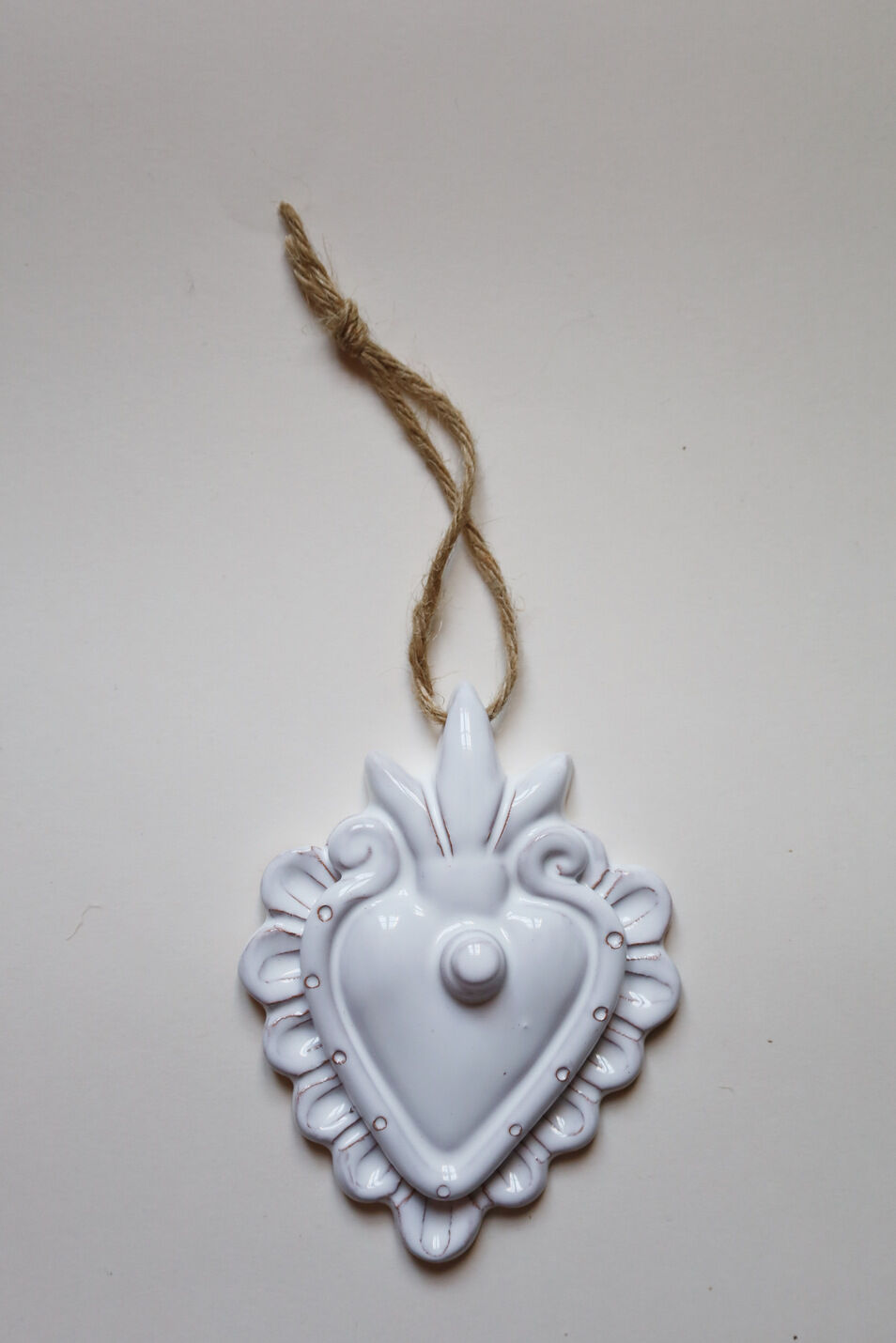 Decorative heart in white ceramic "ribbon"