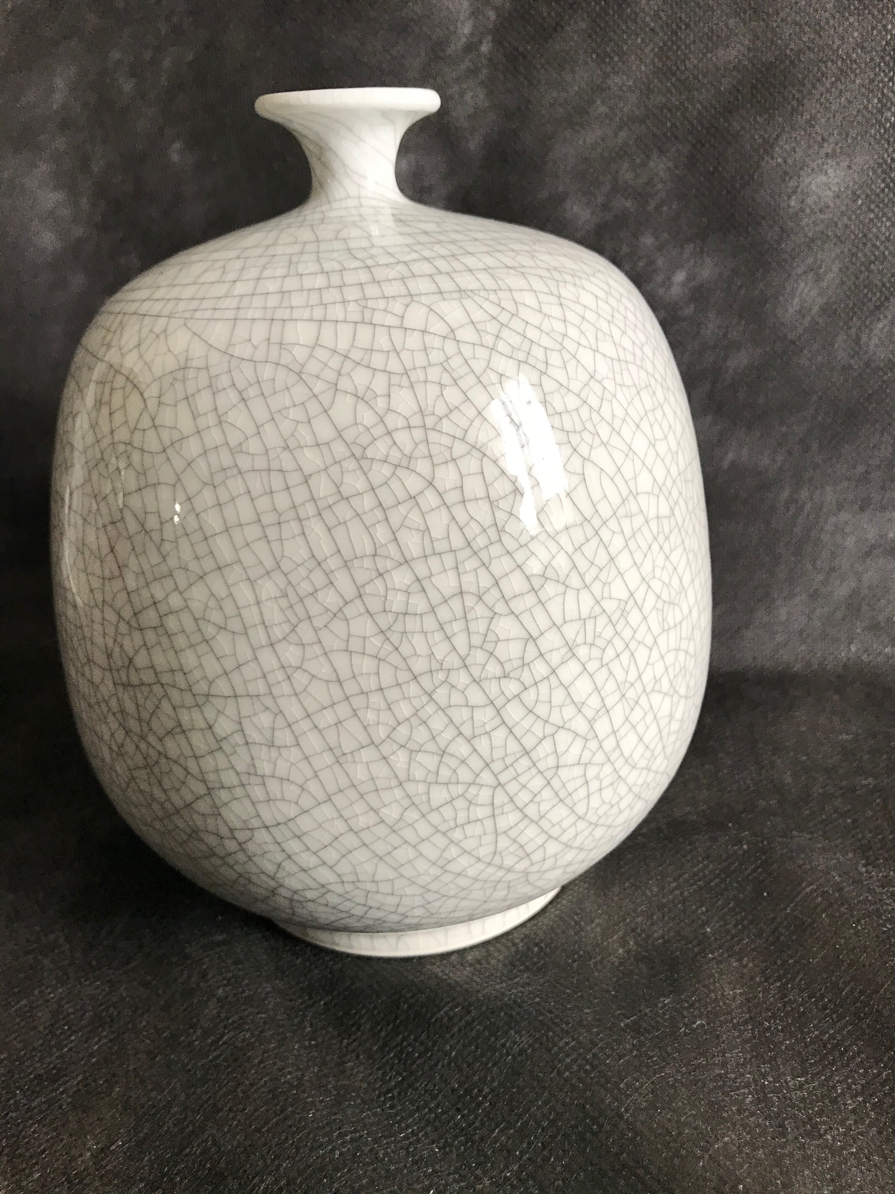 Vase ball with flattened pinched collar