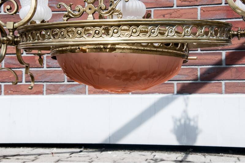 Grand lustre en laiton, Europe occidentale, milieu du XXe siècle.