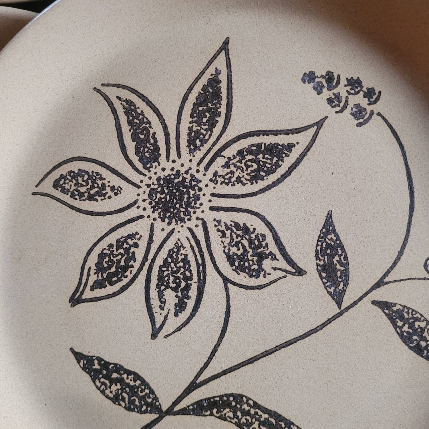 Flat stoneware plates with floral decoration – France – 1970s