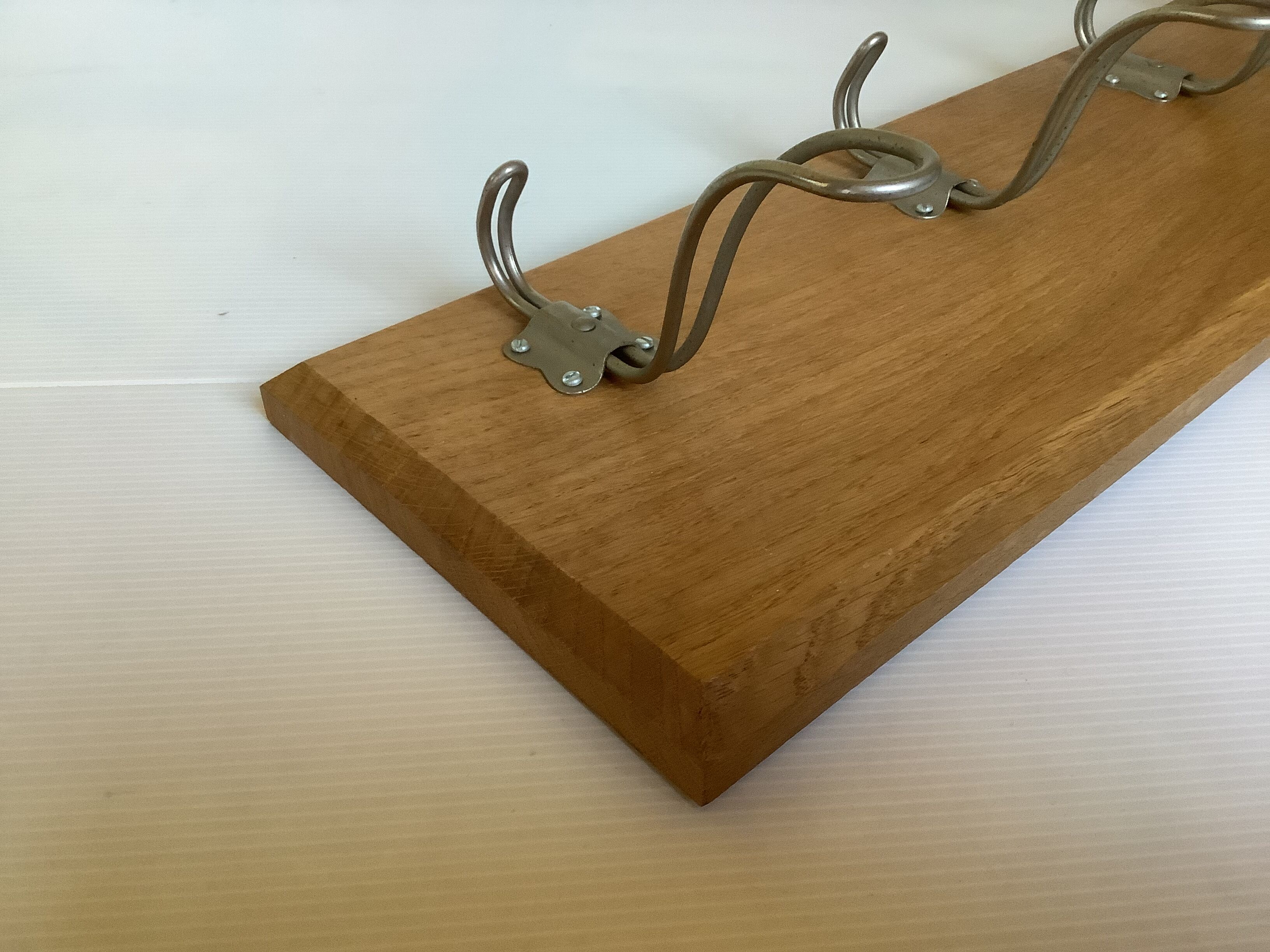 Wall coat rack in thick wood 4 hooks