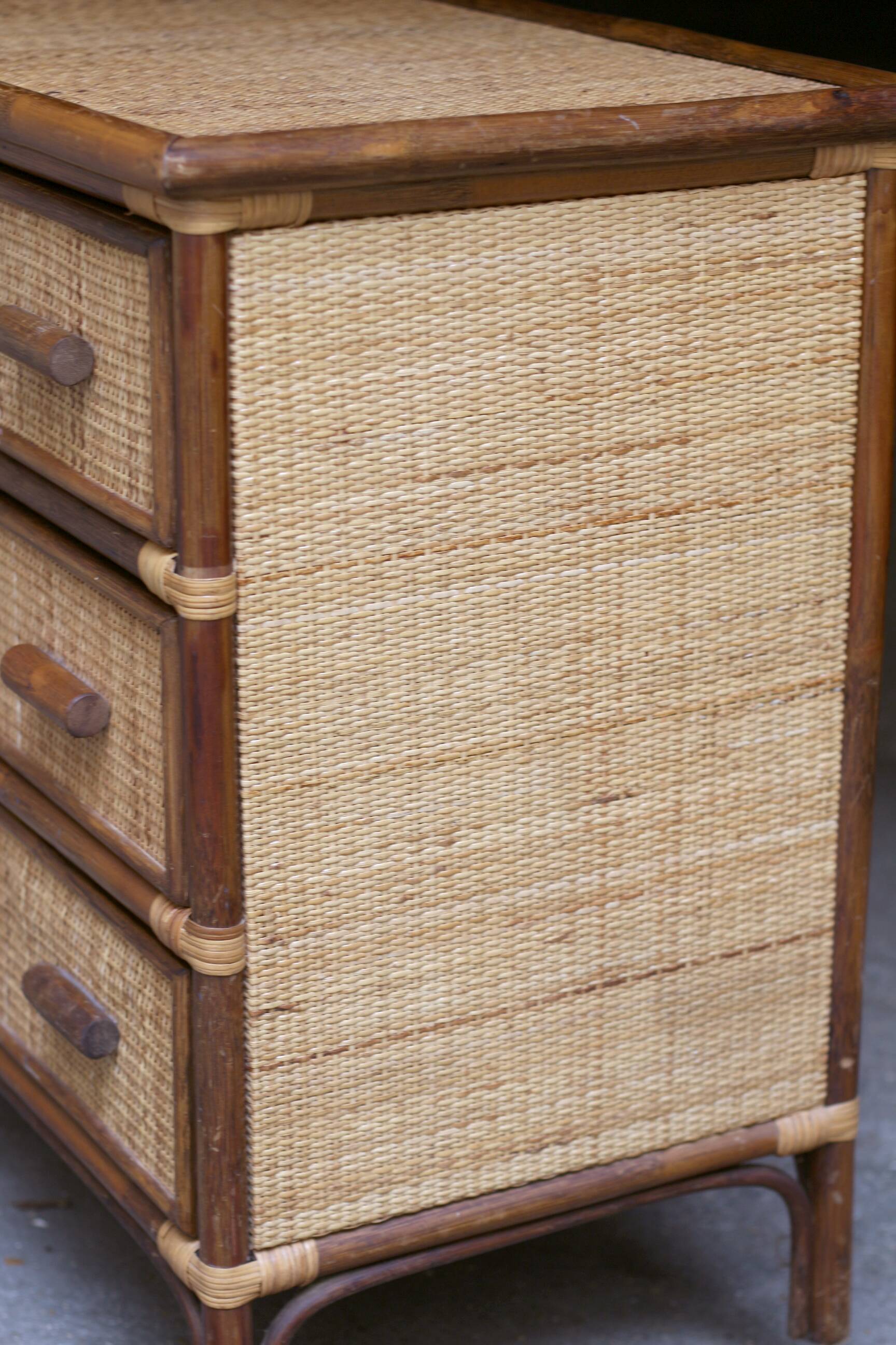 Charmante petite commode en rotin (années 70).