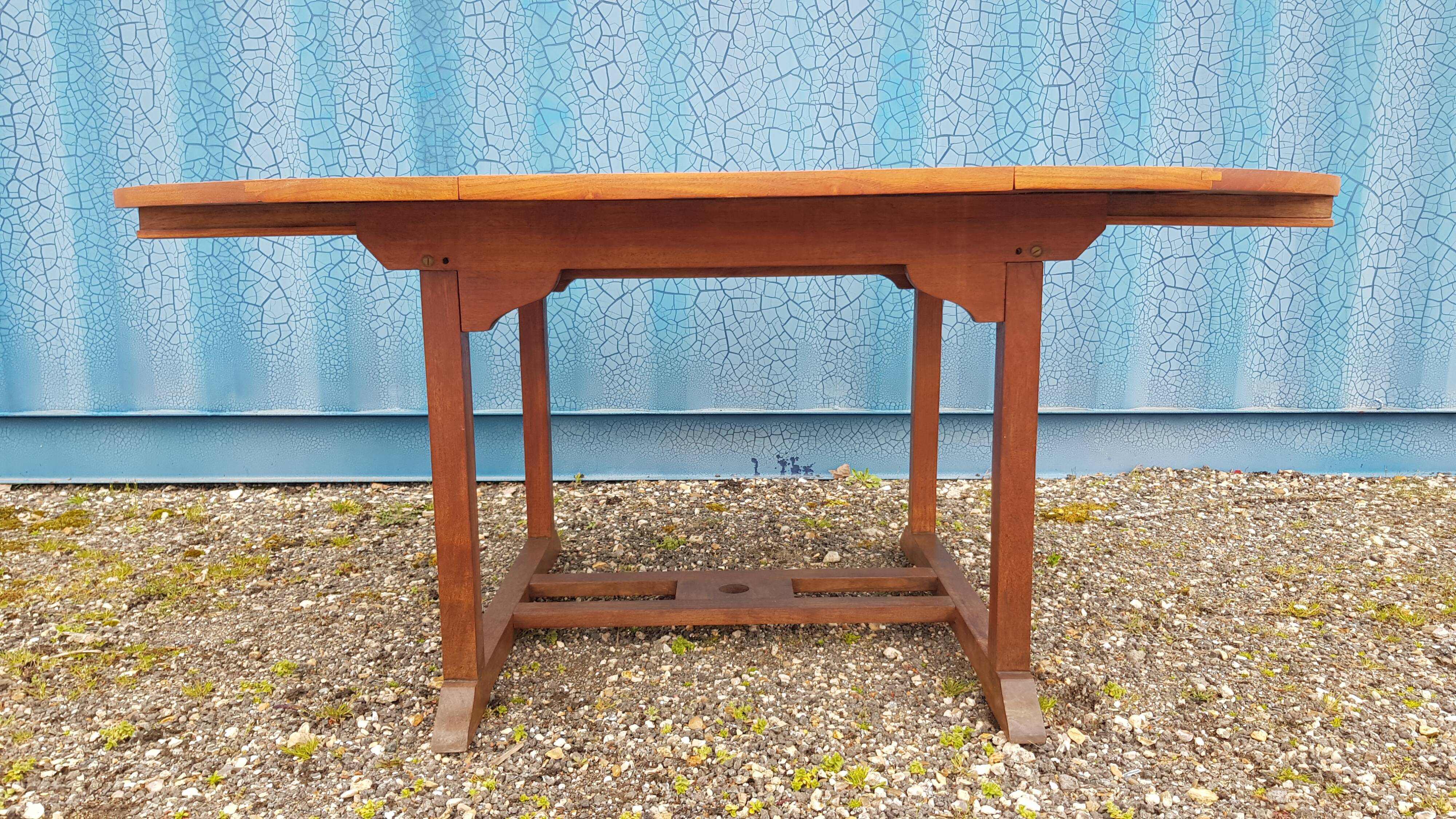 Stretchable garden dining table in solid teak