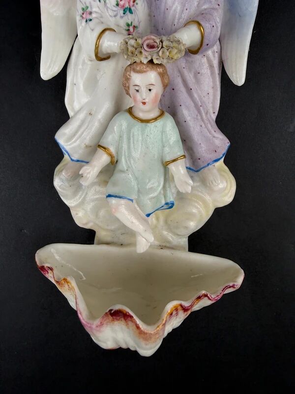 Bénitier mural en biscuit de porcelaine