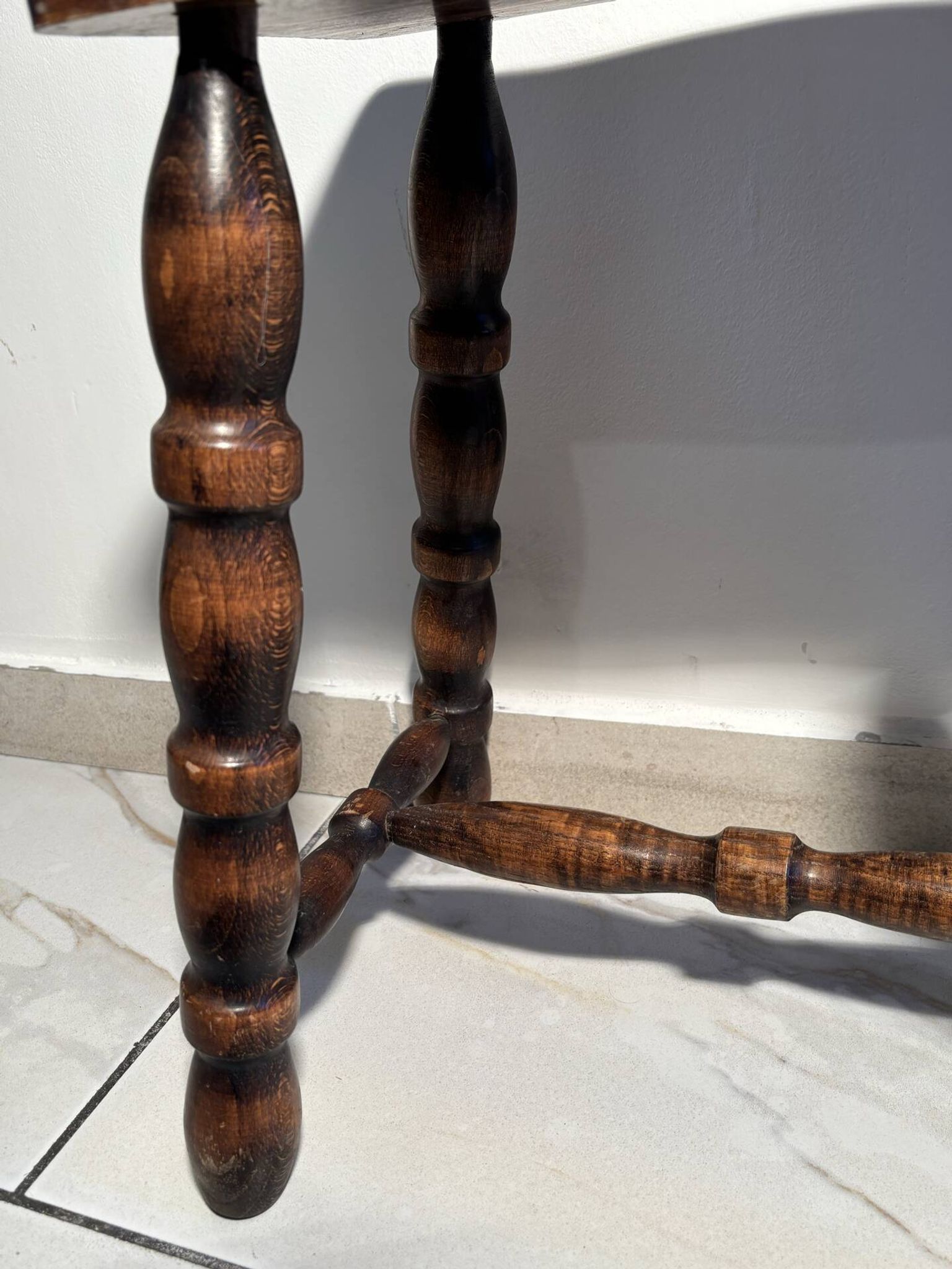 Vintage low stool in solid wood with turned legs – 1950