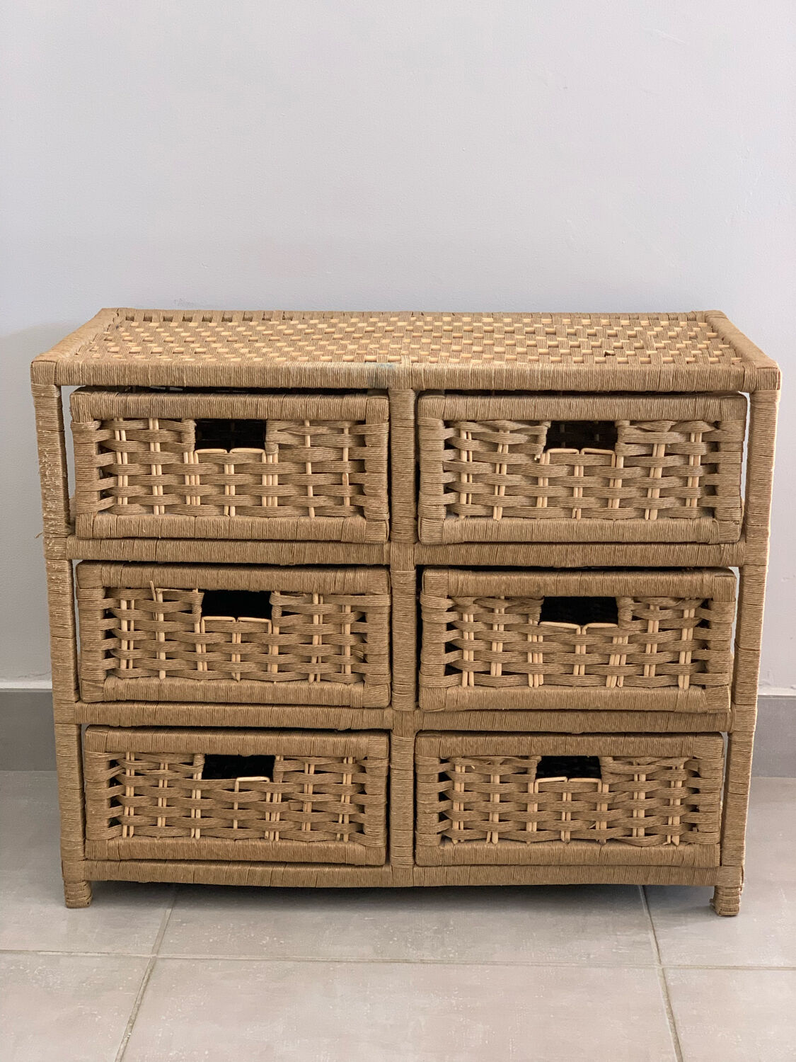 Side cabinet with drawers