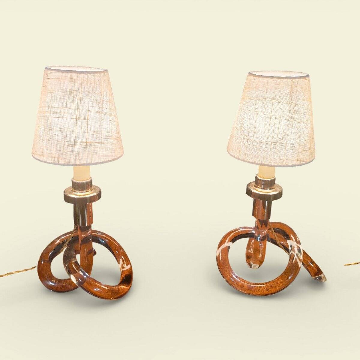 Paire de lampes « Bretzel » en lucite et laiton, par Dorothy Thorpe (1901)