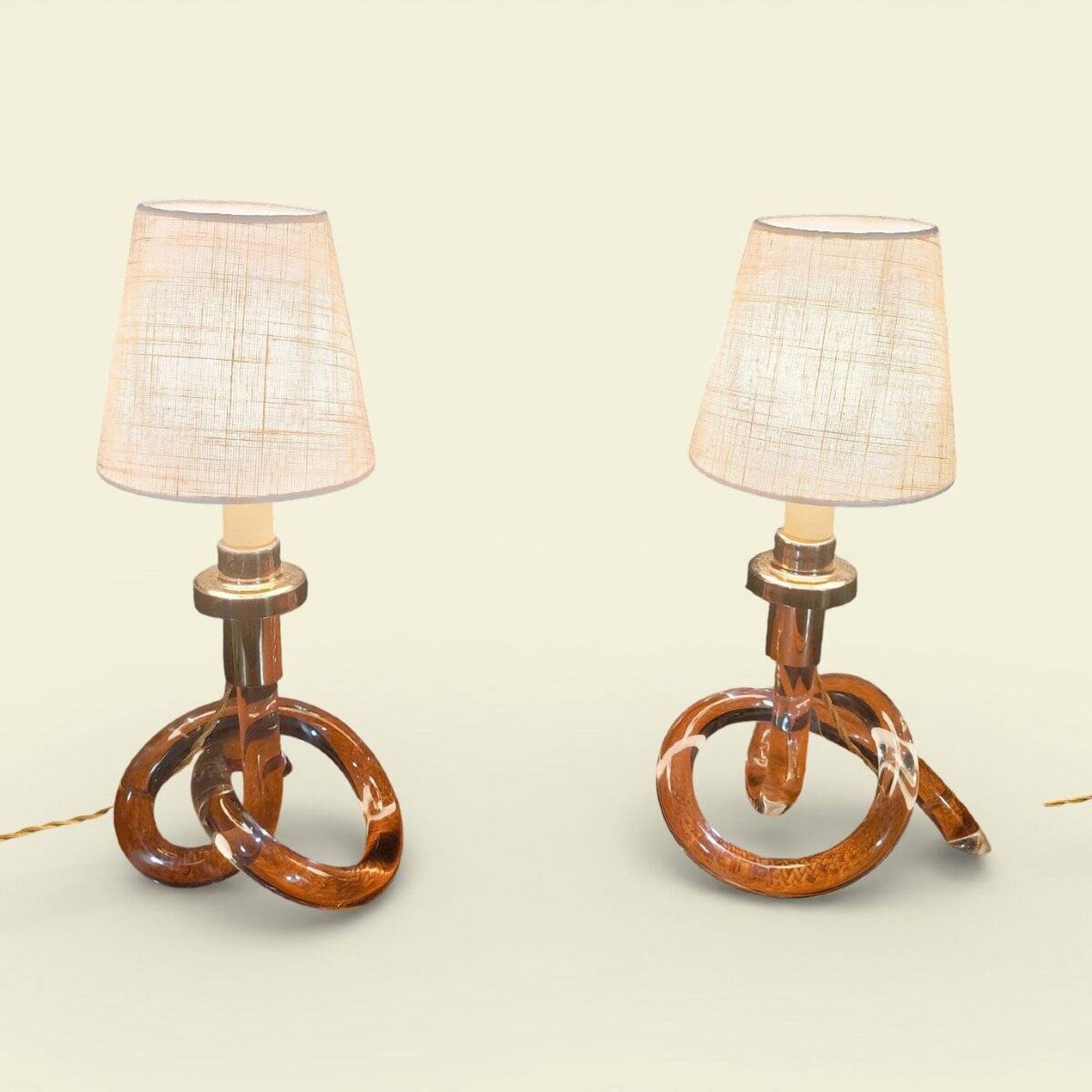 Pair of "Bretzel" lamps in lucite and brass, by Dorothy Thorpe (1901)