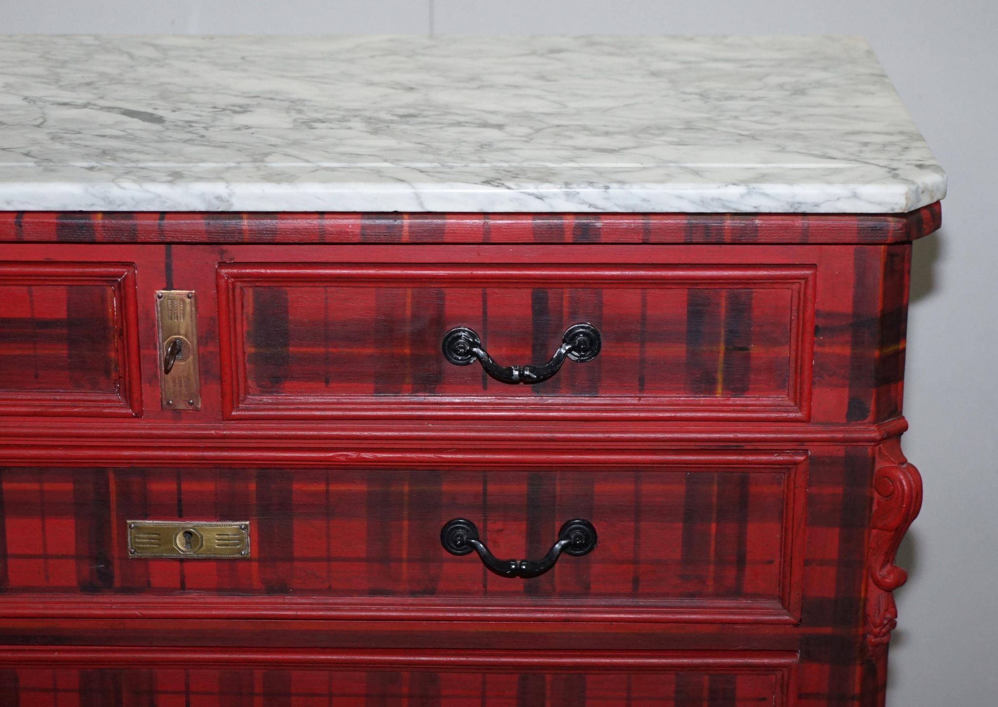 Commode Victorienne avec Revêtement Tartan et Plateau en Marbre
