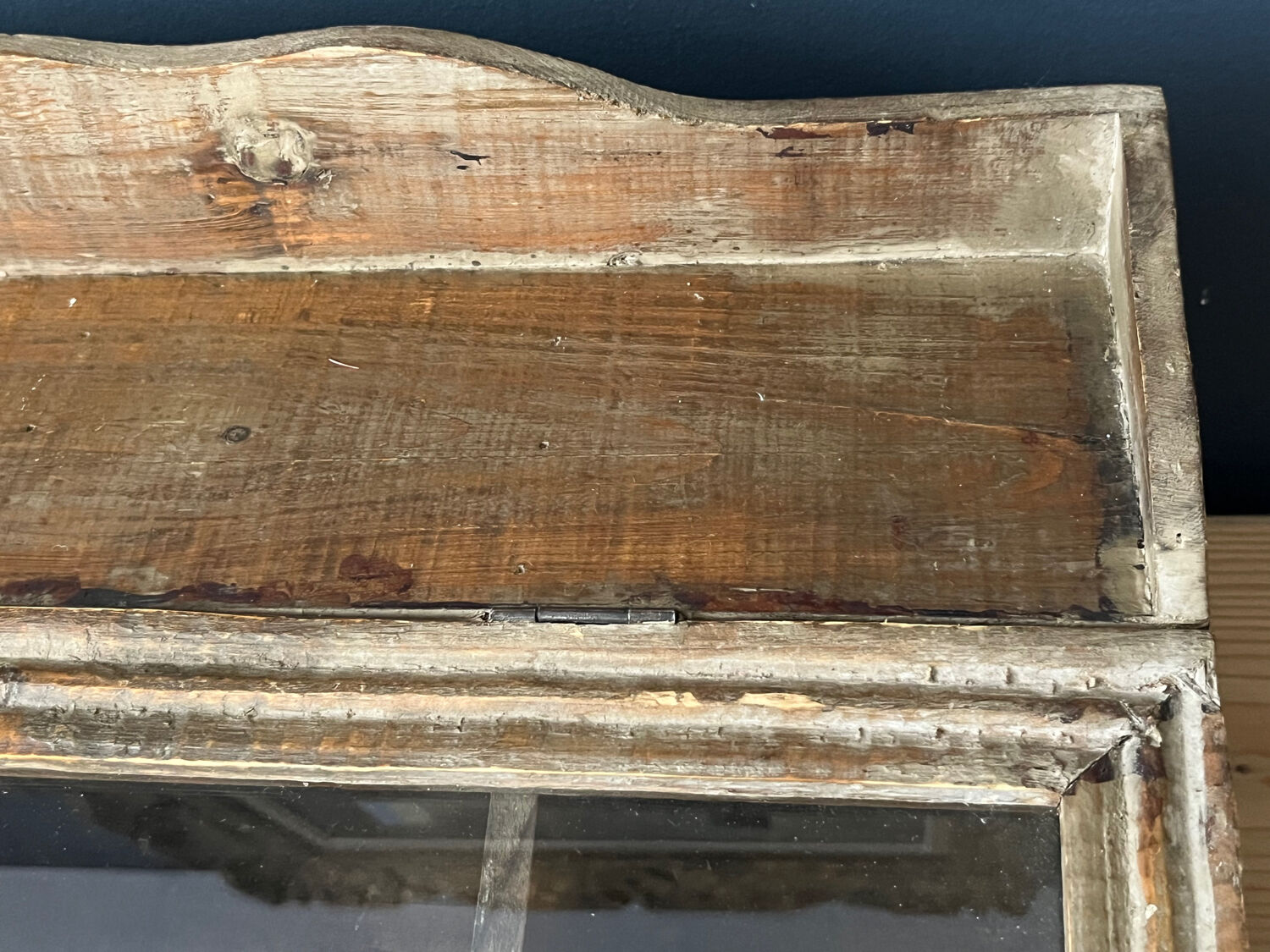 Showcase/cutlery rack, wood and glass