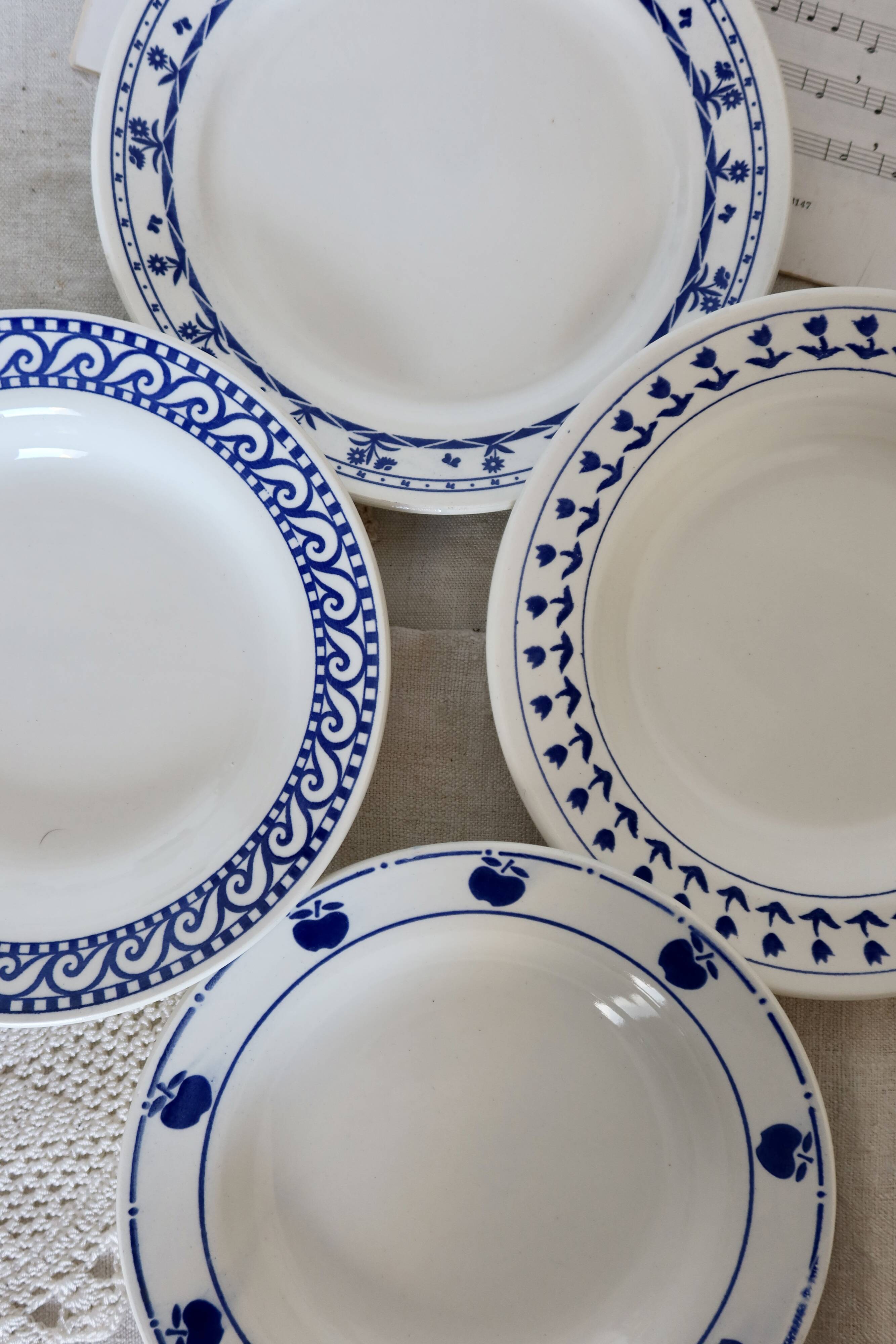 4 mismatched vintage blue and white earthenware soup plates - Set