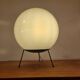 Grande lampe de table globe sphérique en plastique – Raak Amsterdam | Lampe au design vintage