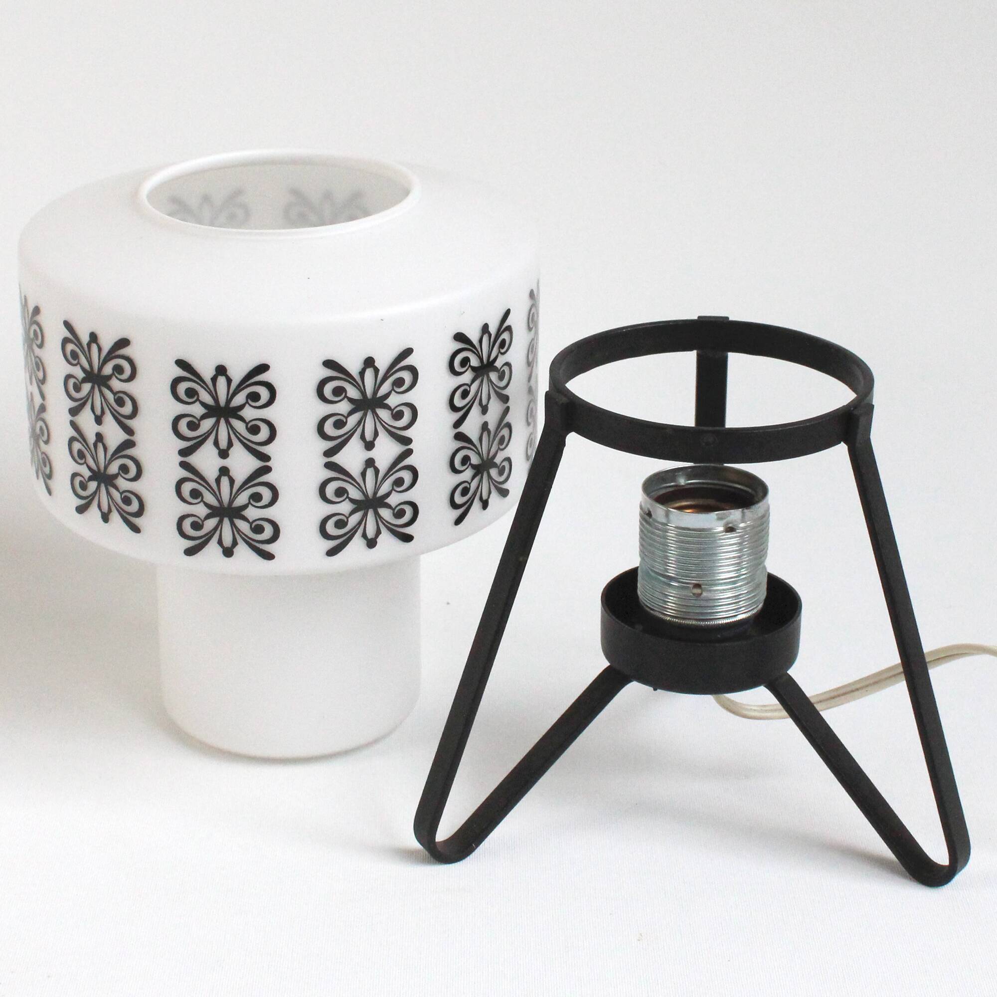 Vintage bedside lamp in opaline and lacquered metal.