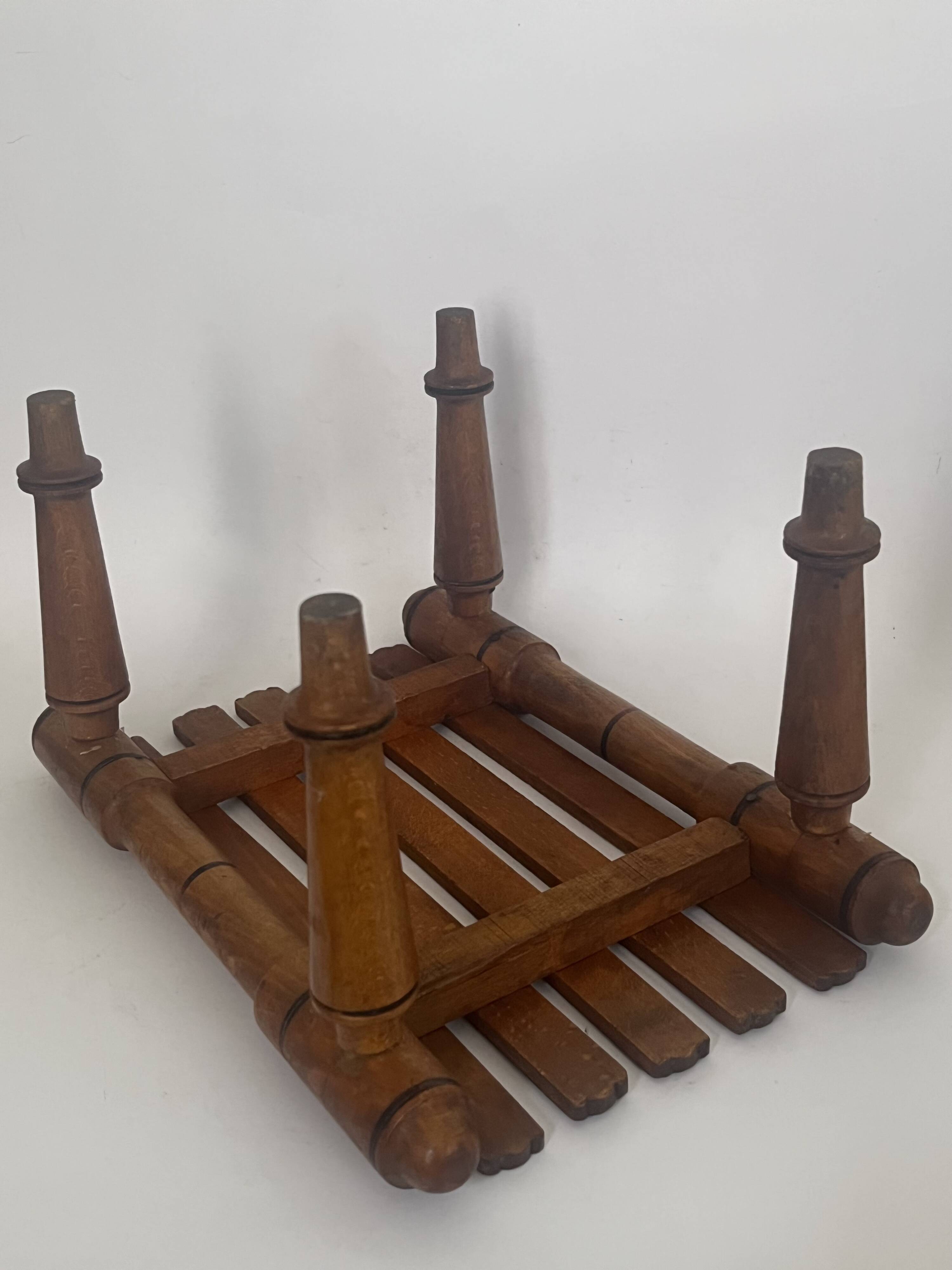 Small bench, slatted footrest