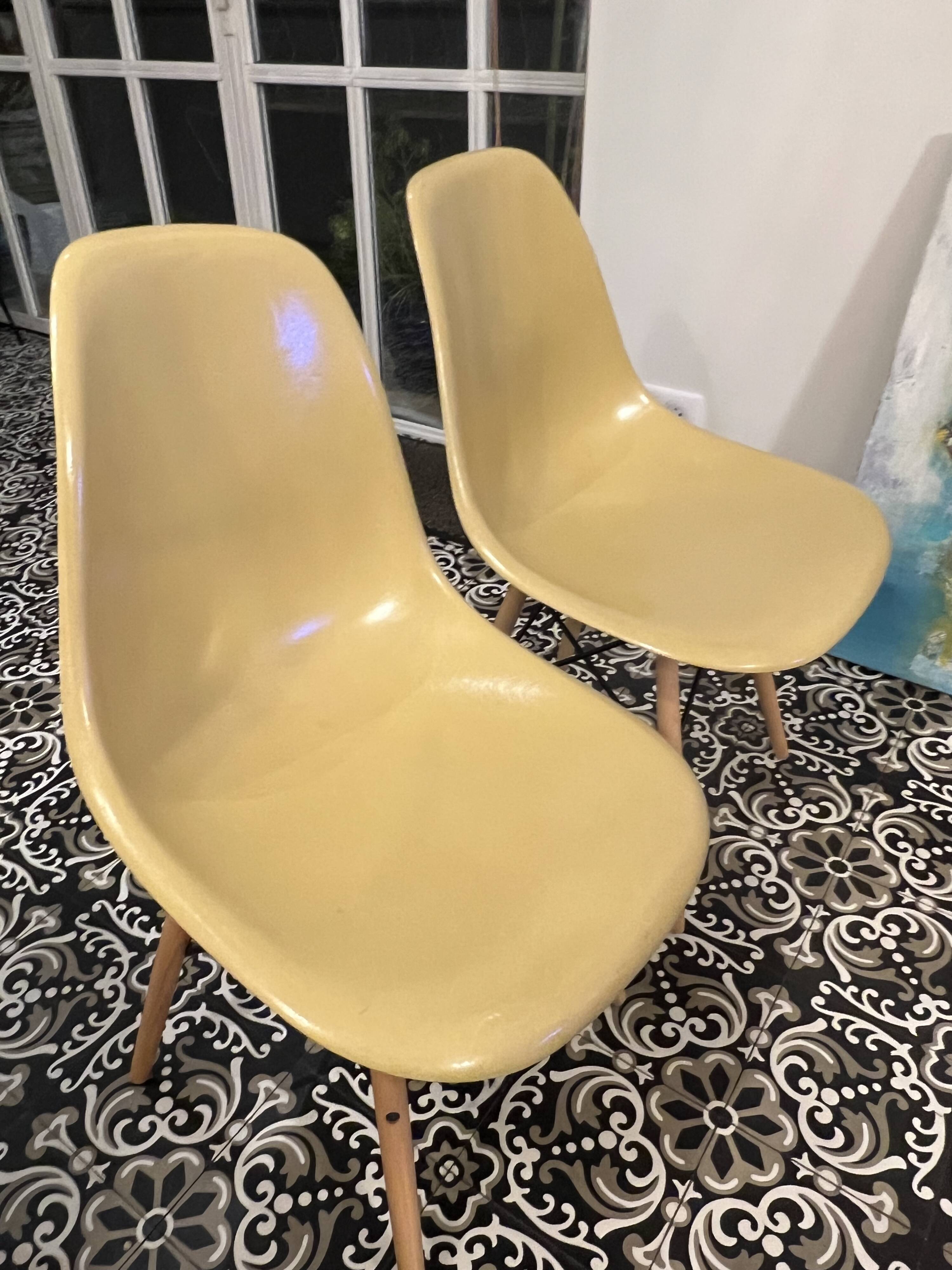 Lot of 2 DSW chairs in yellow fibre with oak dowel, light oak, Eames, Herman Miller.