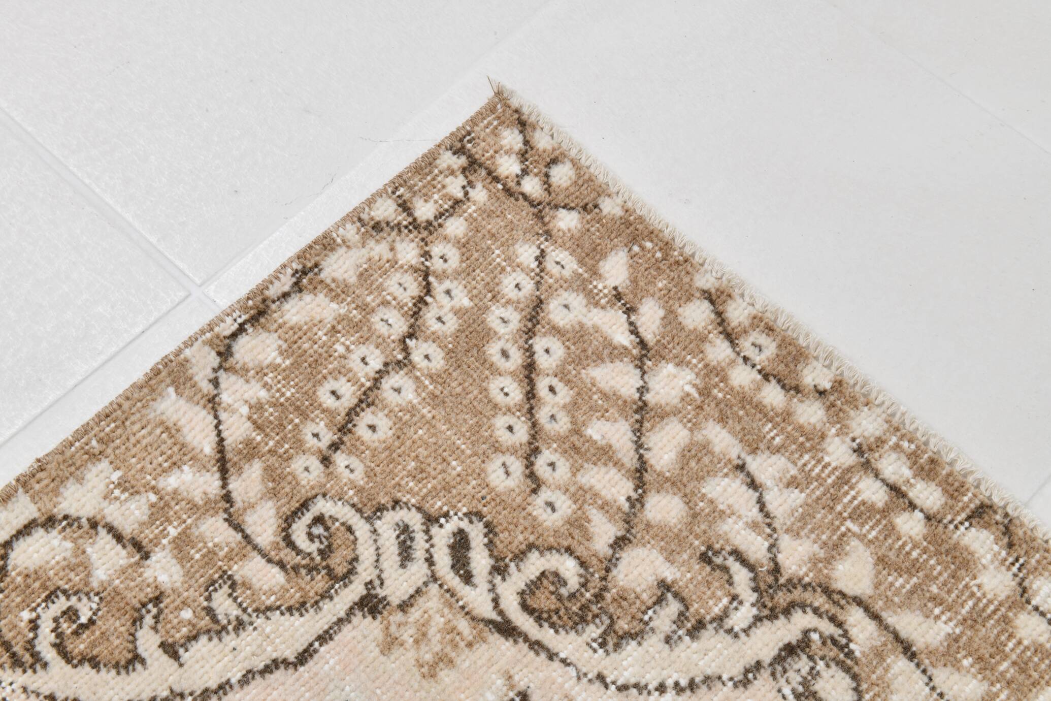Rare tapis vintage fait main tons rose poudré et beige, motifs floraux