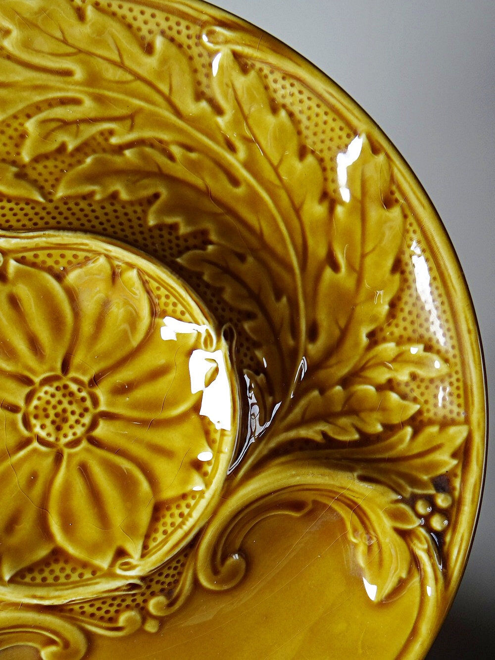 Set of plates, artichoke dishes, mustard yellow earthenware Gien vintage