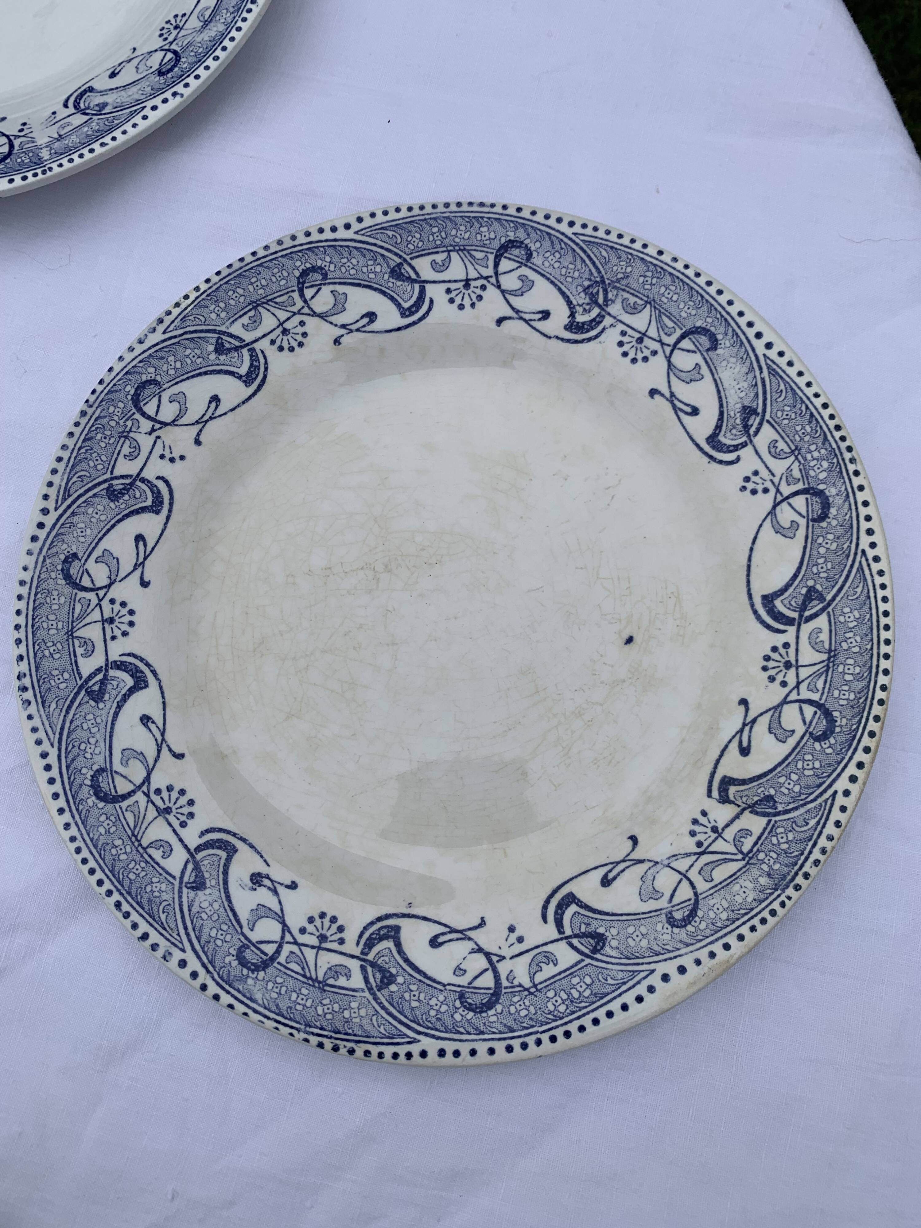 8 petites assiettes en faience terre de fer creil et montereau modele moscou, decor bleu anciennes