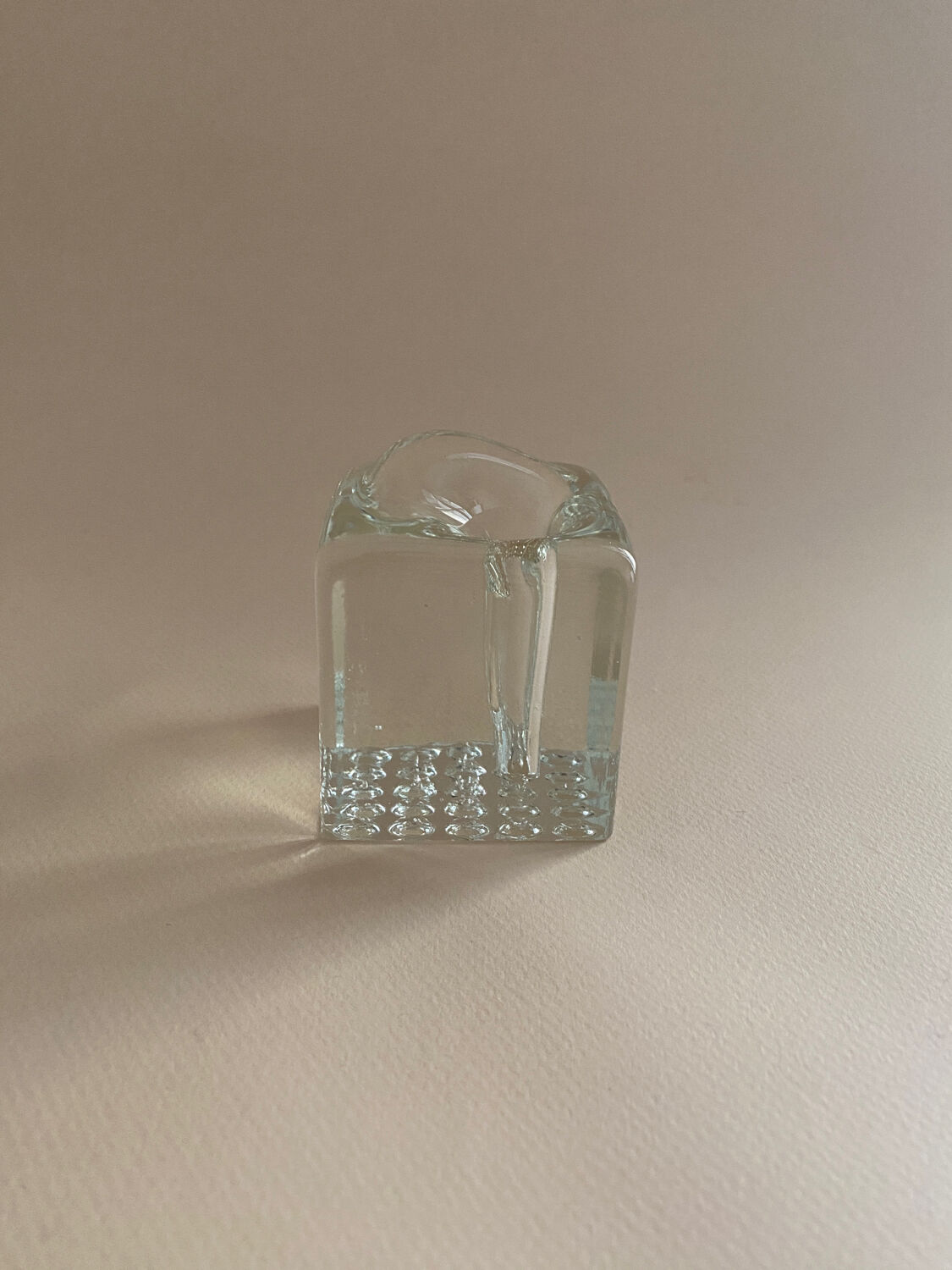 Moulded glass soliflore