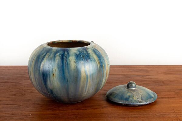 Pot en grès émaillé céramisé de couleur bleue, époque Art-Déco Roger Guerin