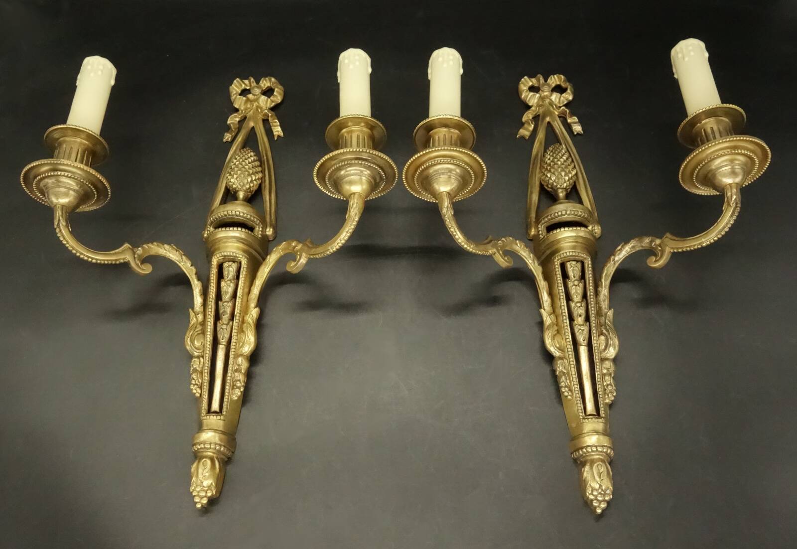 Pair of large wall sconces with bow in Louis XVI style from the 19th century - bronze