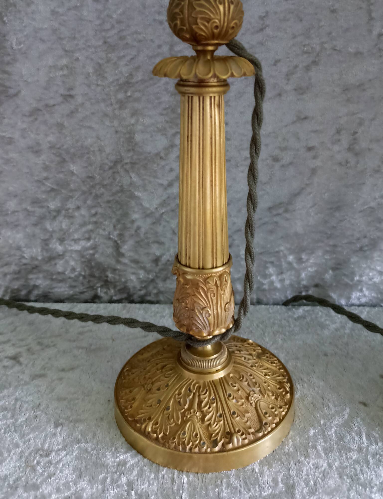 Paire de lampes bougeoirs en bronze ciselé
