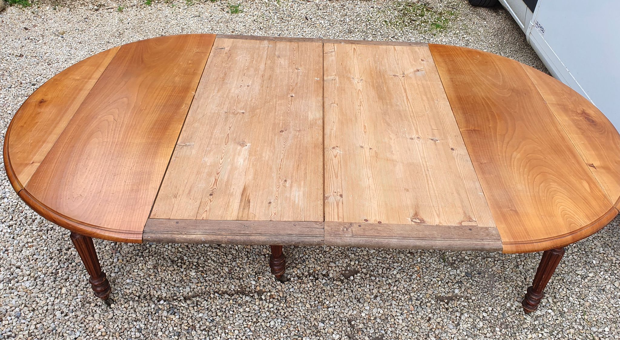 Table ovale 6 pieds avec allonges patine caramel