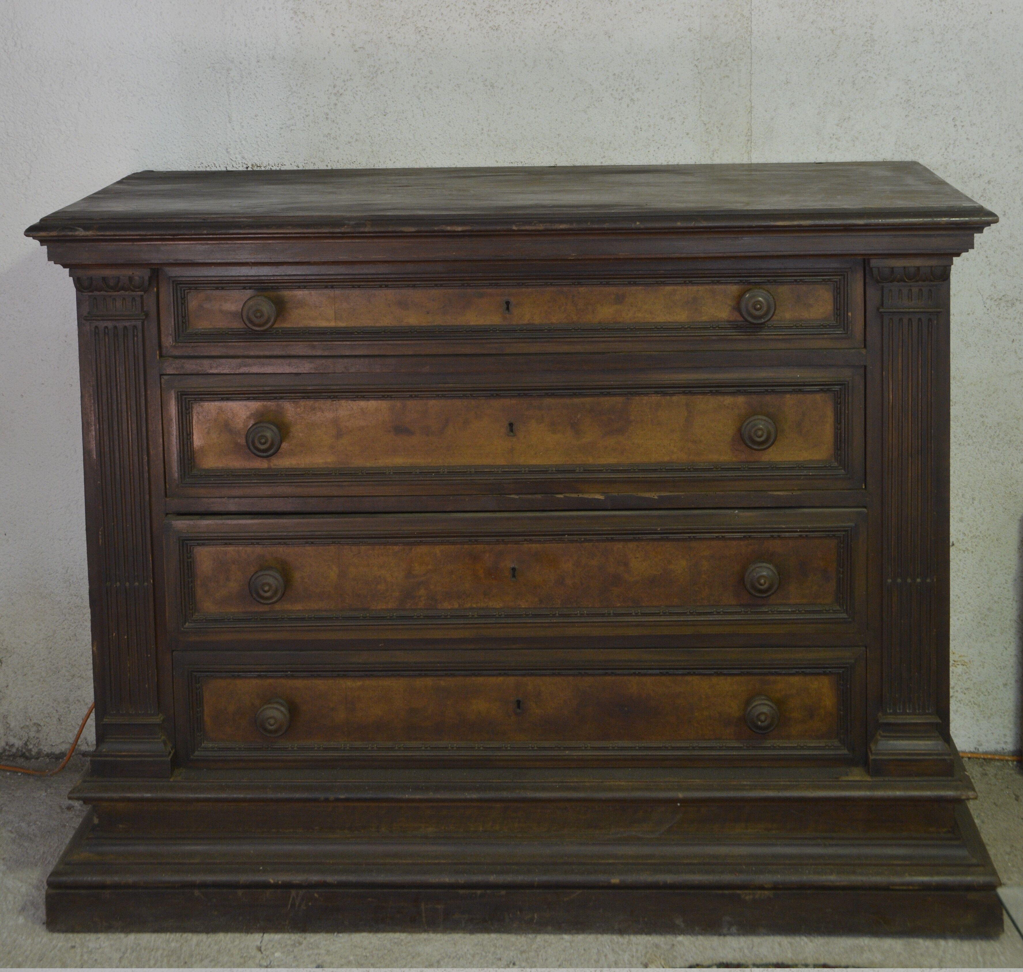 Italian chest of drawers