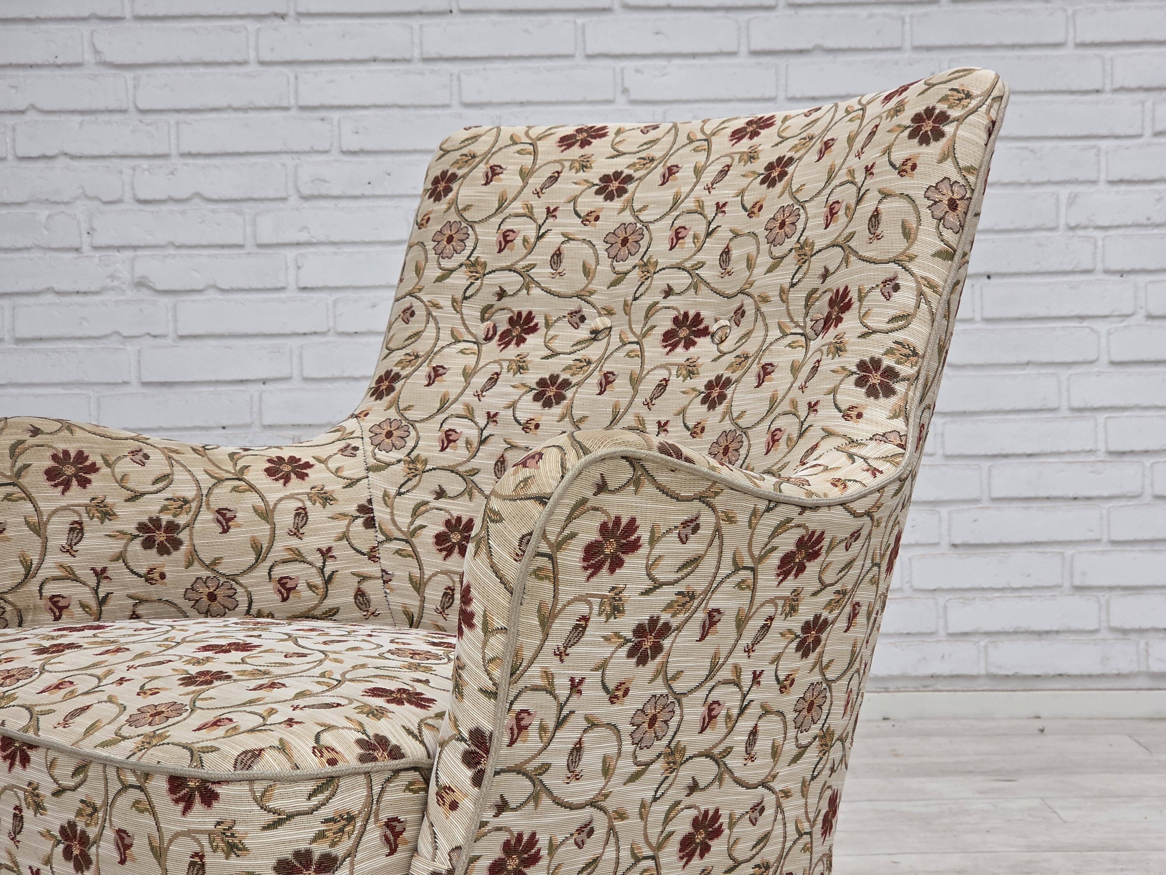 Fauteuil danois des années 1970, tissu jacquard, pieds en bois d'orme.