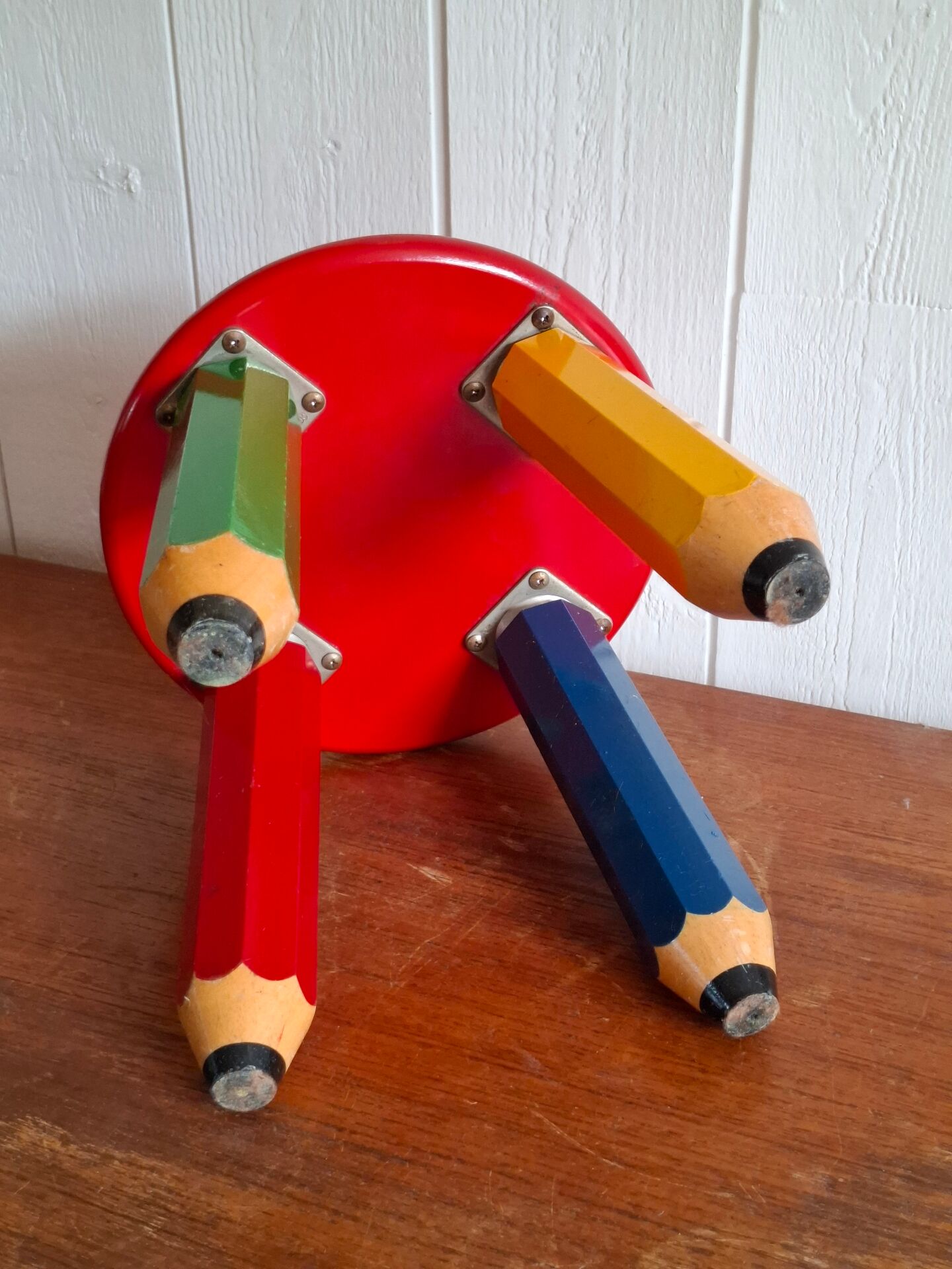 Tabouret crayon Memphis