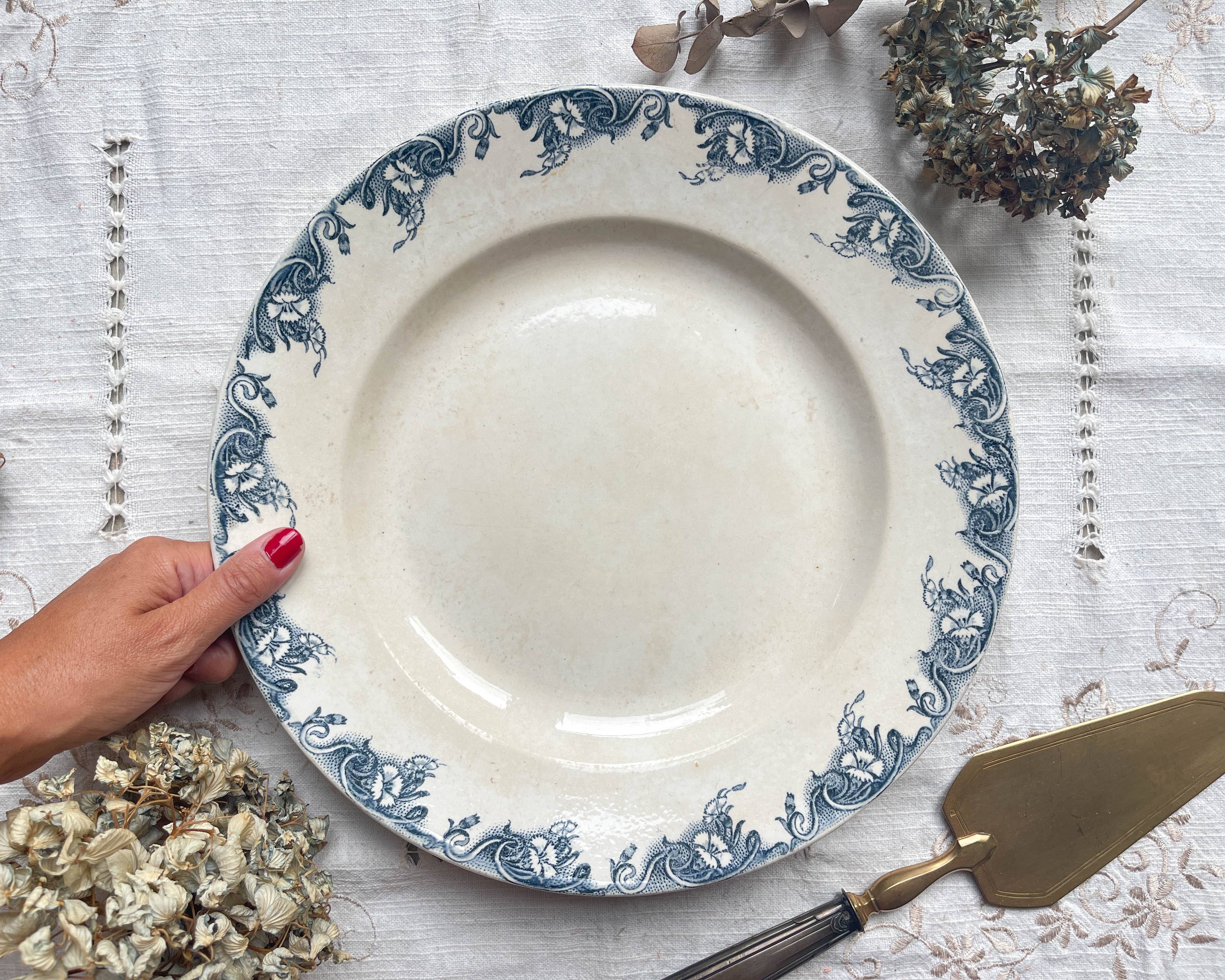 Vintage round dish Terre de fer Aux Lions de Paris model "Perselle" Made in France