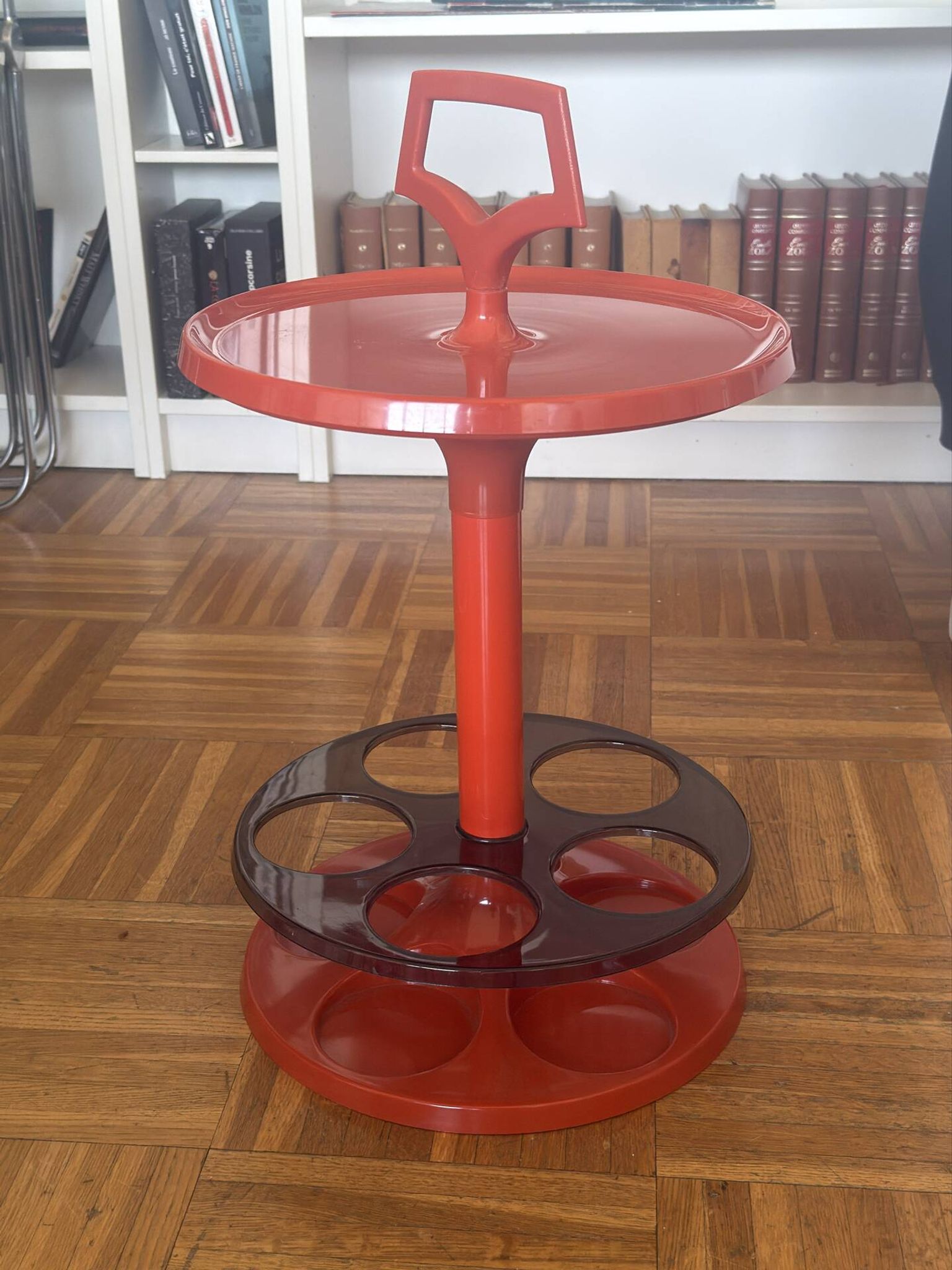 Table appointment / vintage orange bar