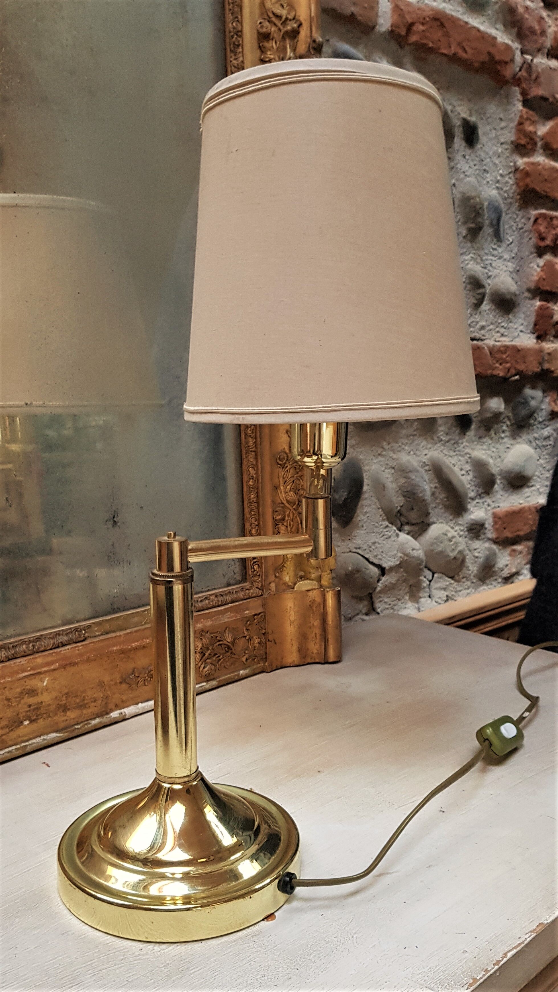 Articulated table lamp reading