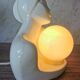 Lampe femme céramique globe opaline