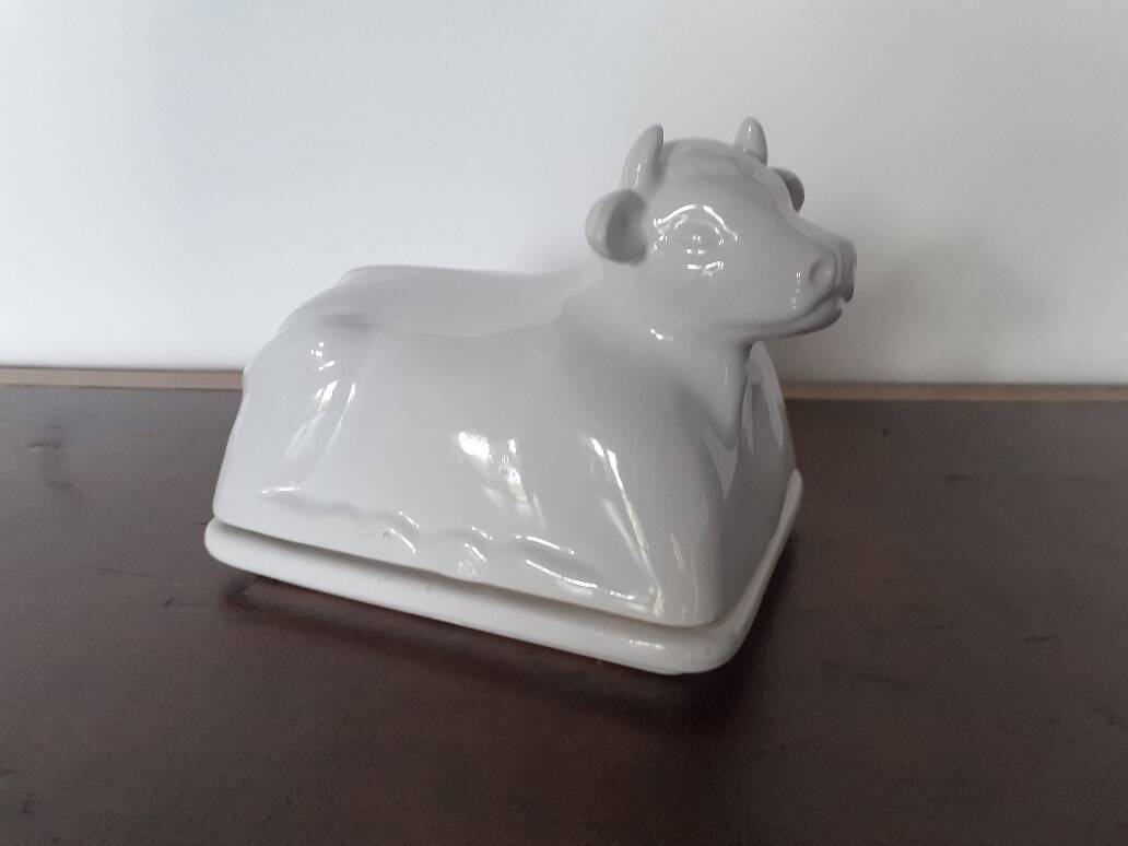 Cow-shaped butter dish