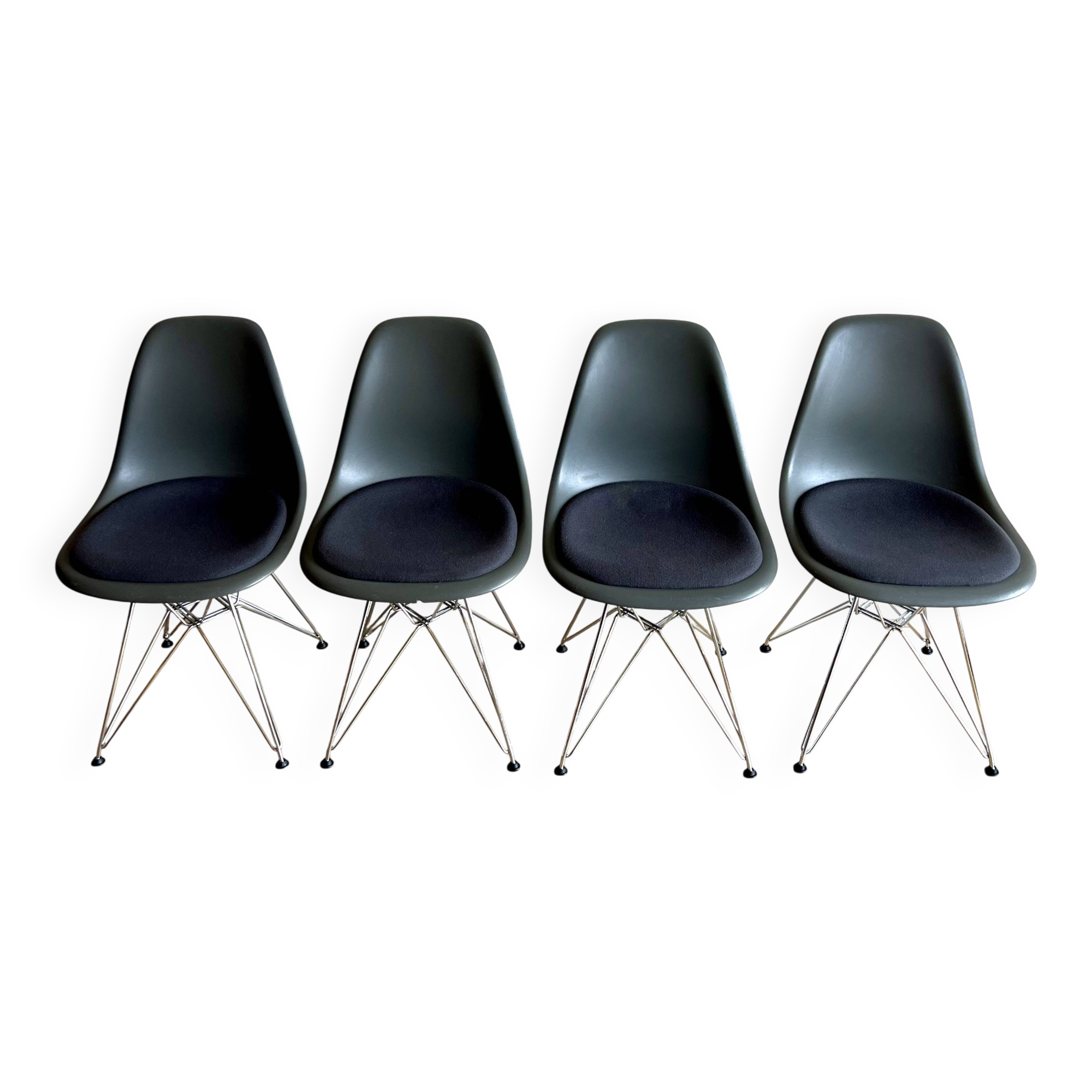 Lot of 4 original Eames DSR chairs by Vitra – with cushion.