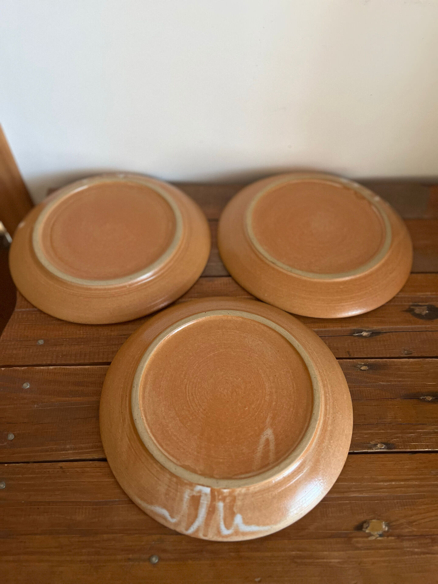 3 assiettes plates en grès 
