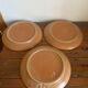 3 assiettes plates en grès 