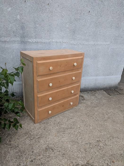 Commode en bois naturel