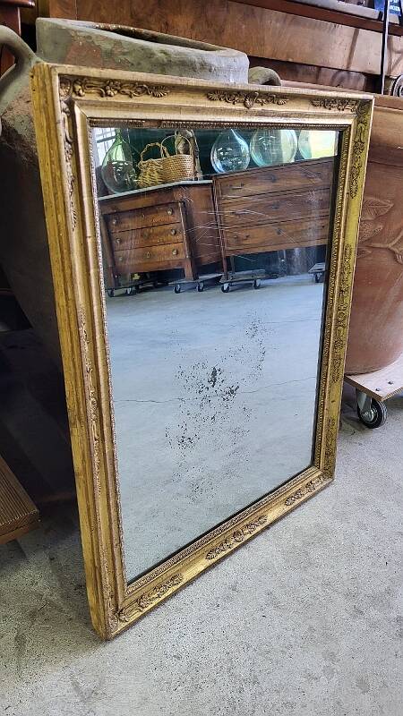 GOLDEN WOODEN MIRROR WITH PALMETTES FROM THE 19TH CENTURY