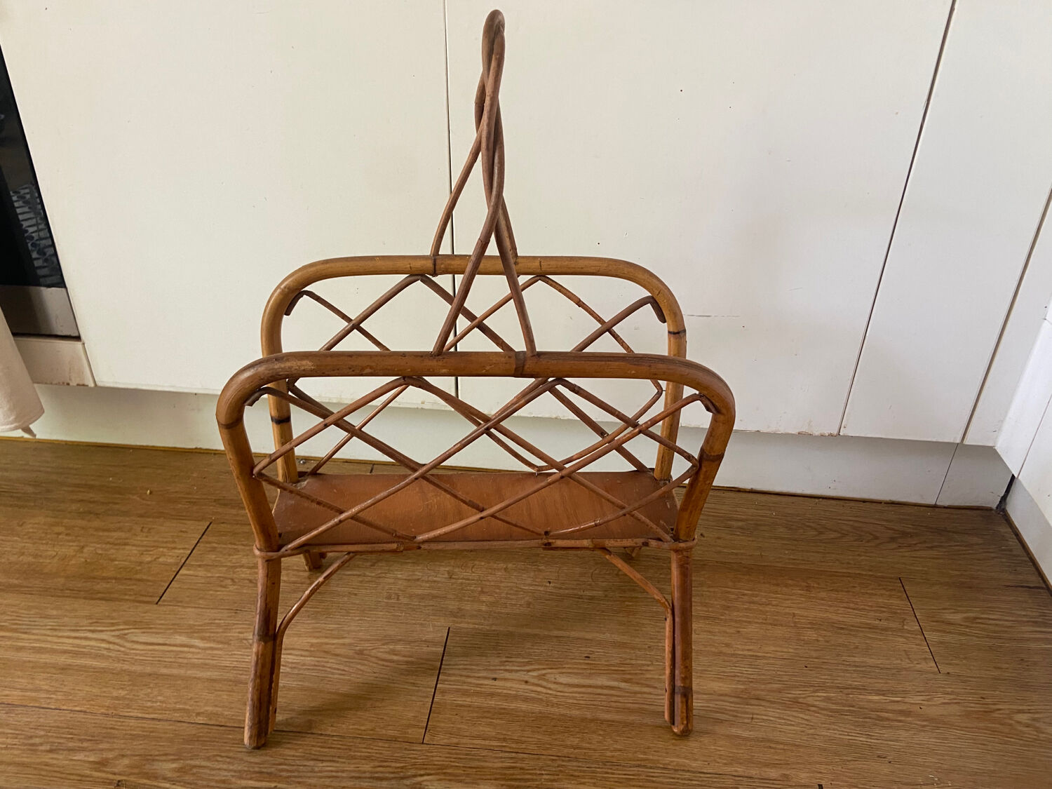 Porte revue en rotin vintage