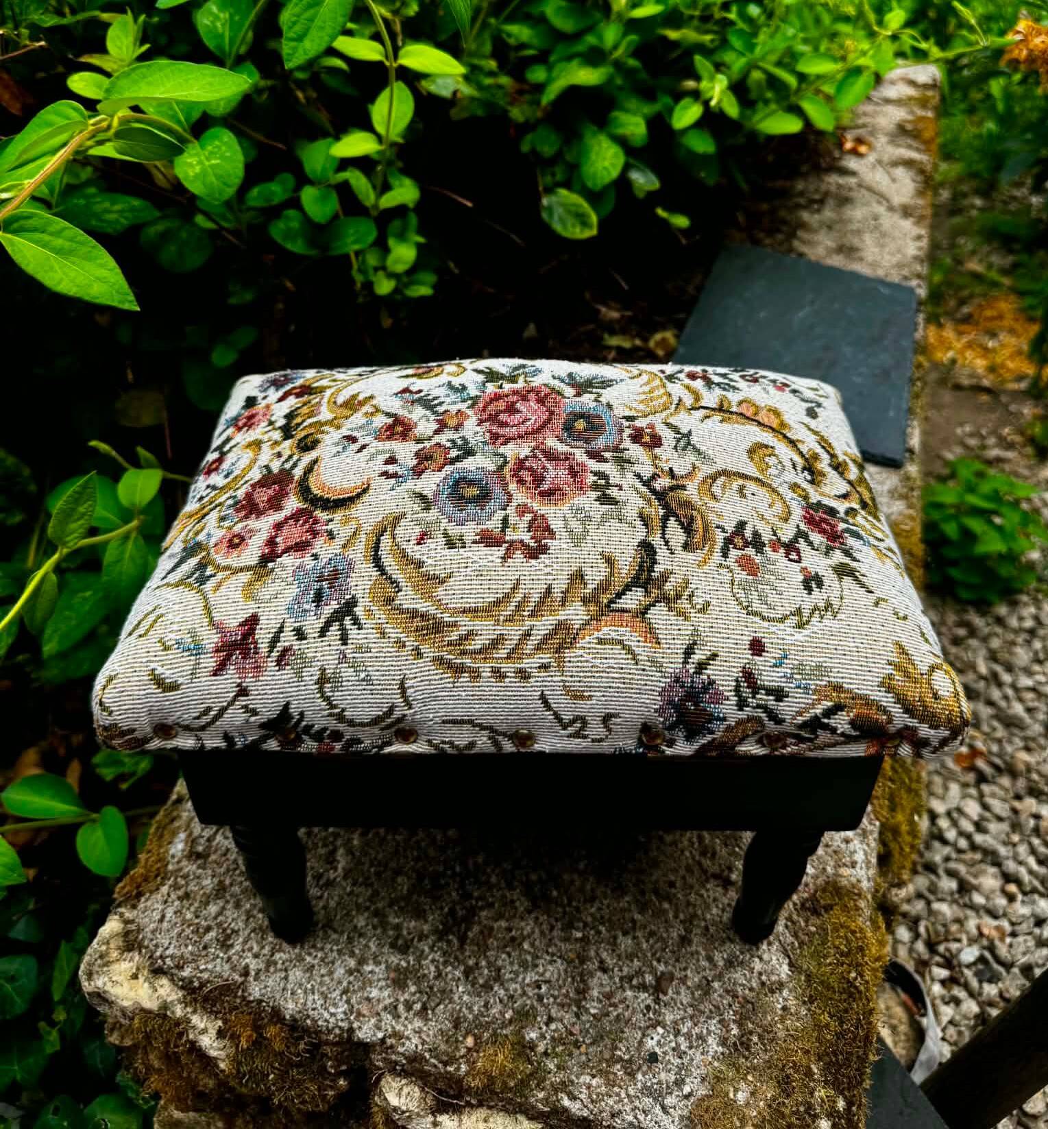 Repose pied coffre de rangement avec broderie vintage