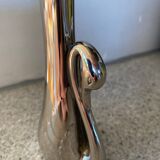 Single-flower vase representing a swan