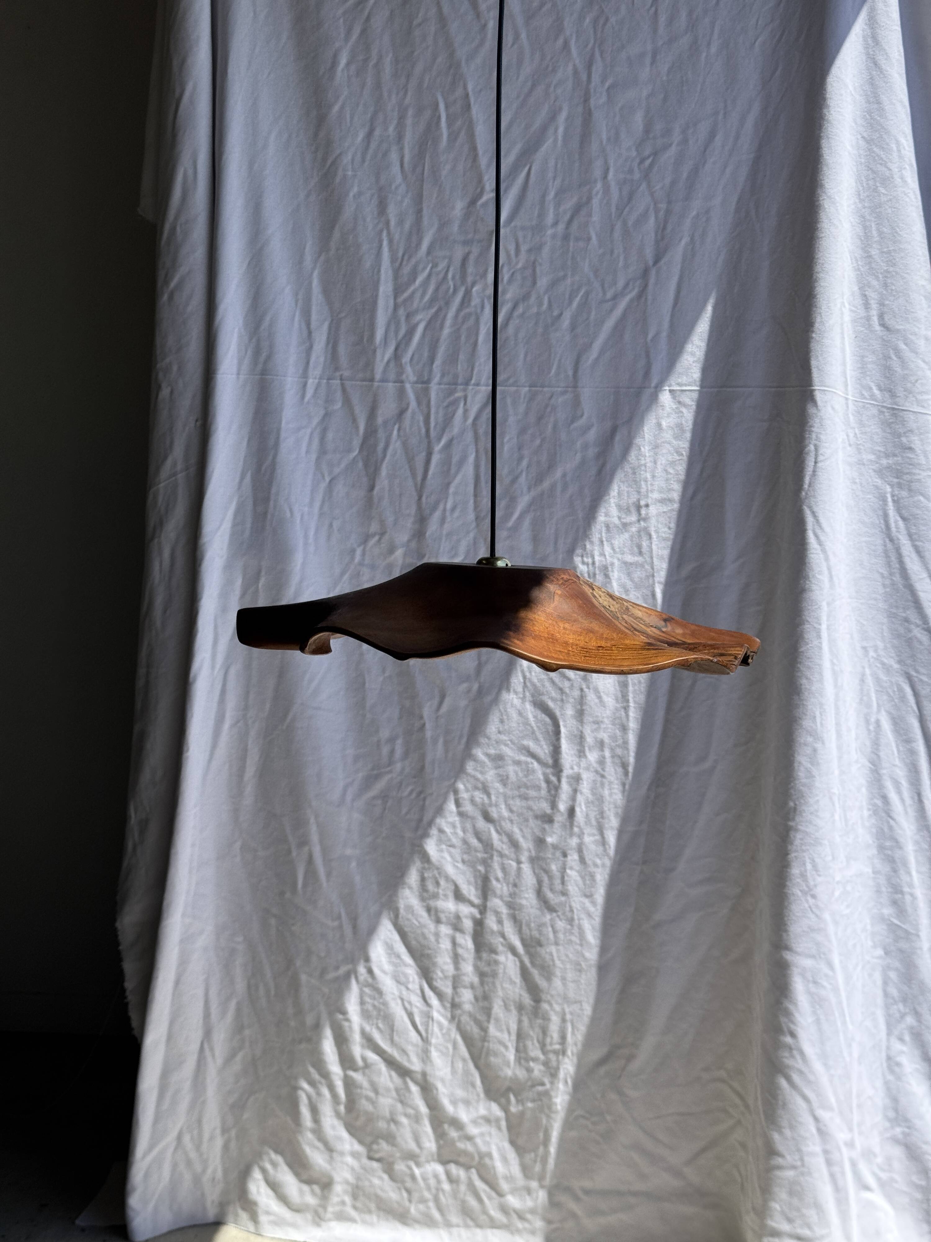 Large wavy flat leaf suspension in teak with flower stripes D:50