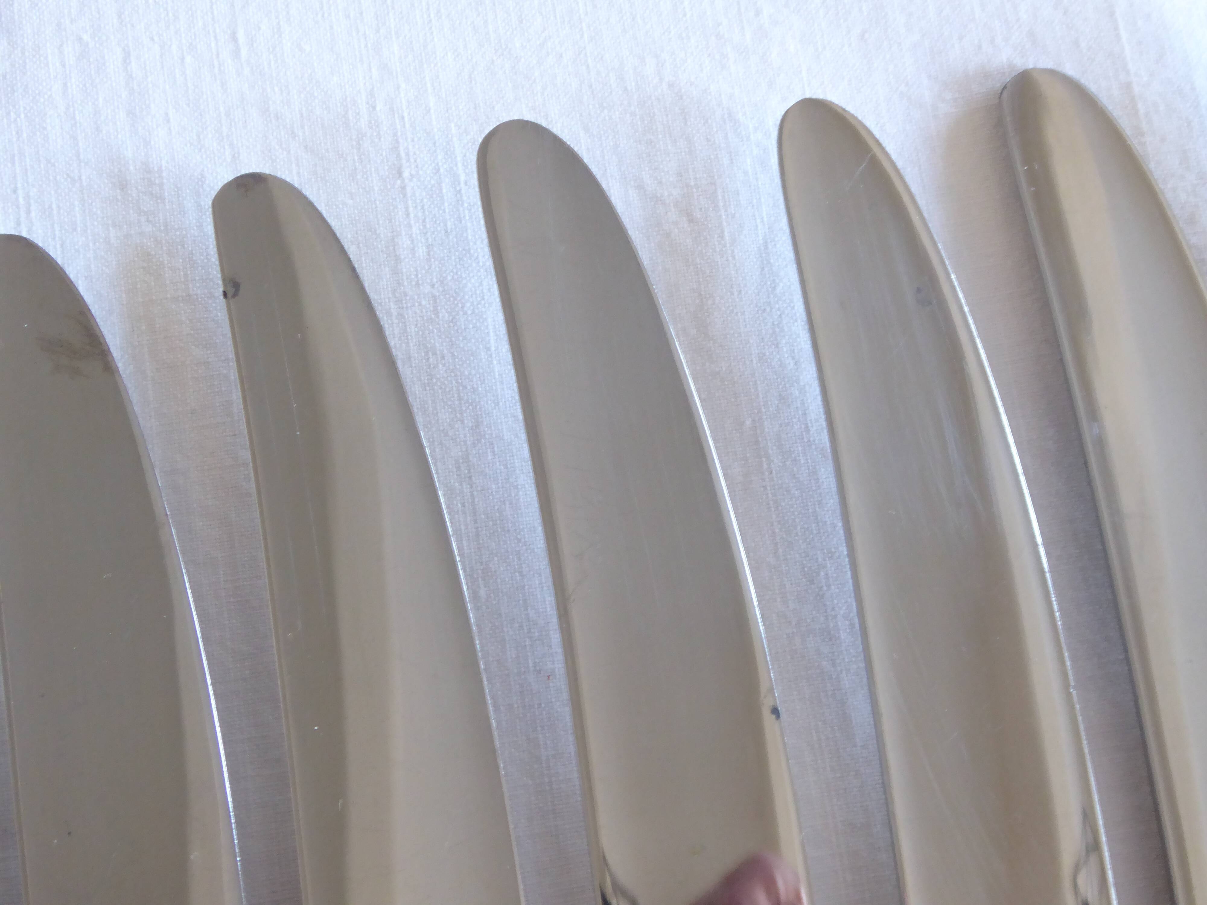 12 couteaux de table métal argenté